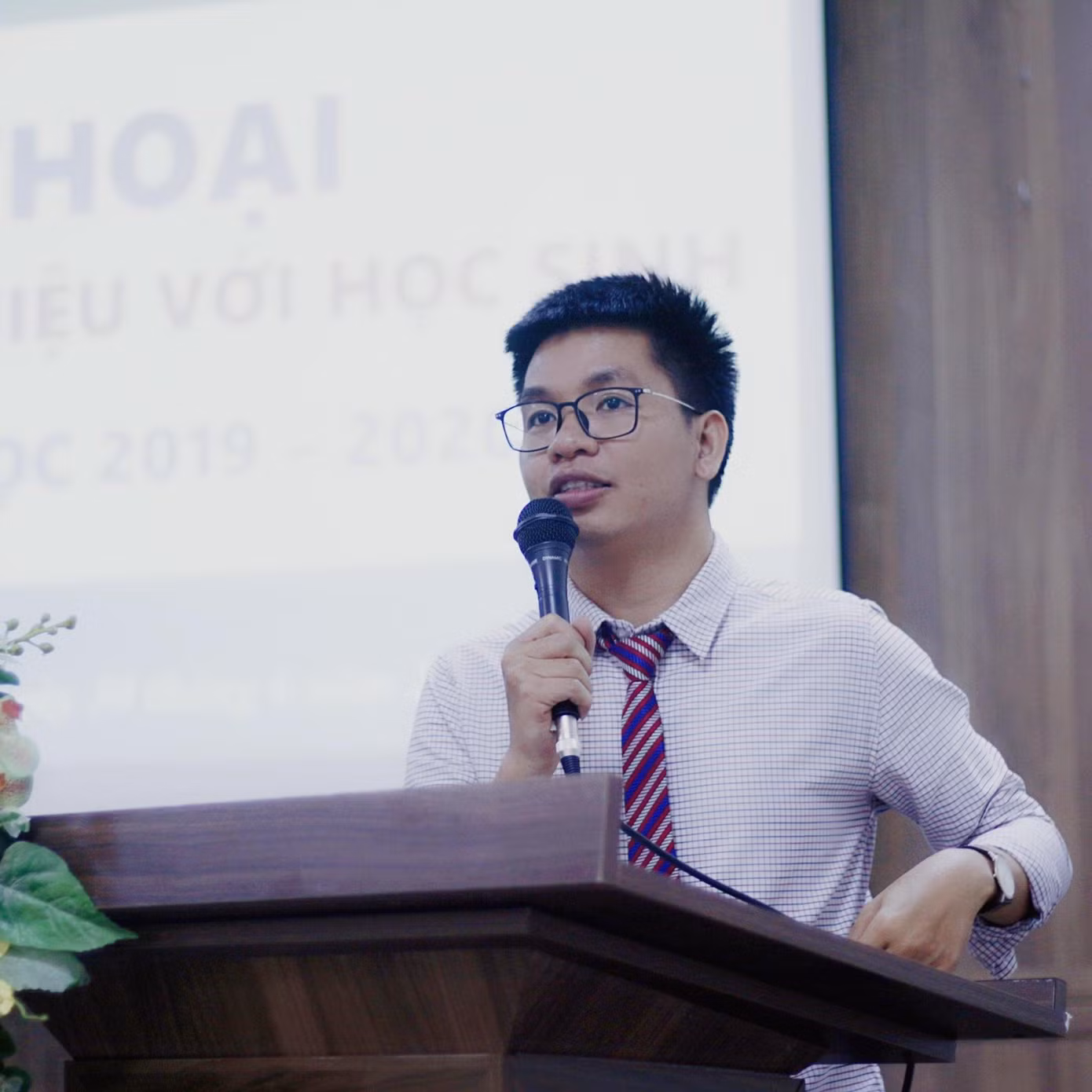 Thầy Ba cho rằng vai trò của người giáo viên "thời đại dịch" không còn là "cầm tay chỉ việc" mà là hoàn thiện kiến thức và tư duy cho học sinh - Ảnh: NVCC. Thầy Ba cho rằng vai trò của người giáo viên "thời đại dịch" không còn là "cầm tay chỉ việc" mà là hoàn thiện kiến thức và tư duy cho học sinh - Ảnh: NVCC.