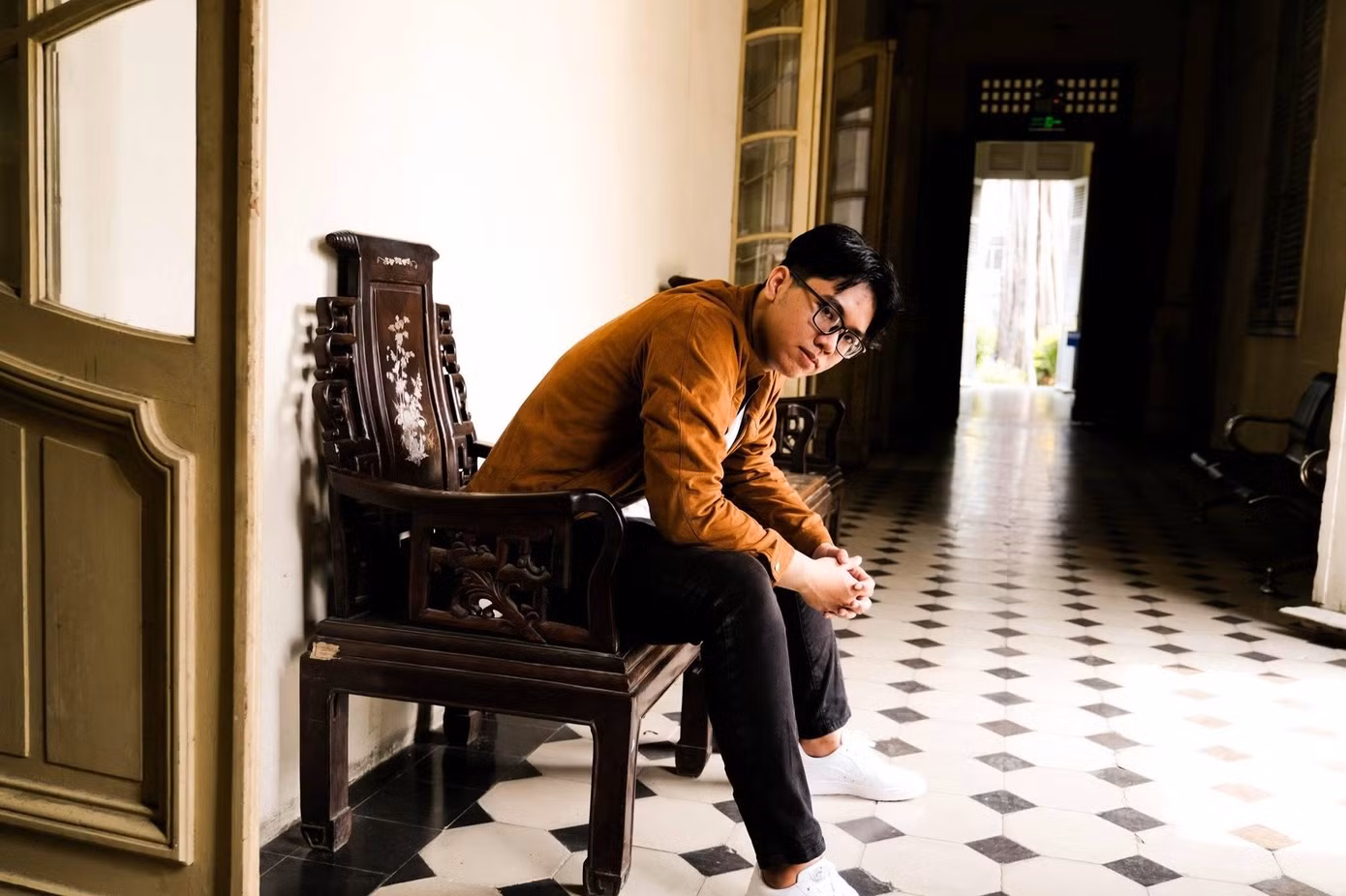 Để ứng biến với việc thiếu thiết bị học tập, Hoài Nam đã chuẩn bị trước kiến thức để điện thoại không quá tải. Ảnh: NVCC.