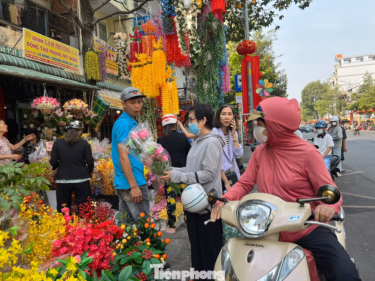 Chiều 26/1 (27 tháng Chạp), trên nhiều tuyến đường như Ba Tháng Hai (quận 10), Hải Thượng Lãn Ông (quận 5)..., những cửa hàng kinh doanh hoa giả thu hút khách đến xem và mua hoa chơi Tết. Chiều 26/1 (27 tháng Chạp), trên nhiều tuyến đường như Ba Tháng Hai (quận 10), Hải Thượng Lãn Ông (quận 5)..., những cửa hàng kinh doanh hoa giả thu hút khách đến xem và mua hoa chơi Tết.