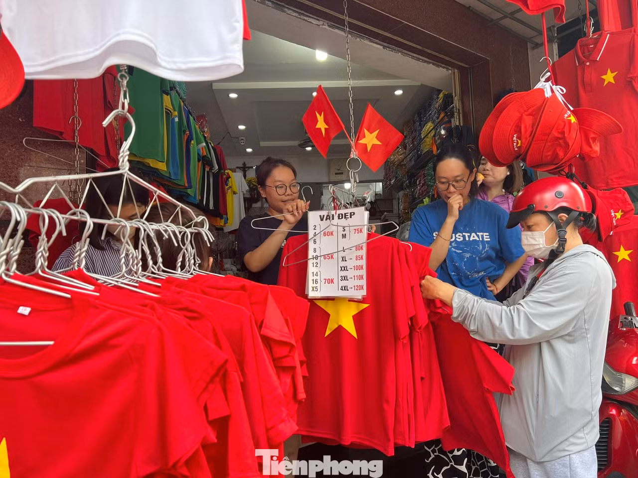 Chiều muộn 25/4, tại cửa hàng Cẩm Hương (quận 1, TPHCM), khách liên tục đến chọn mua áo thun với số lượng lớn, đủ các size cho gia đình, cơ quan. Chiều muộn 25/4, tại cửa hàng Cẩm Hương (quận 1, TPHCM), khách liên tục đến chọn mua áo thun với số lượng lớn, đủ các size cho gia đình, cơ quan.