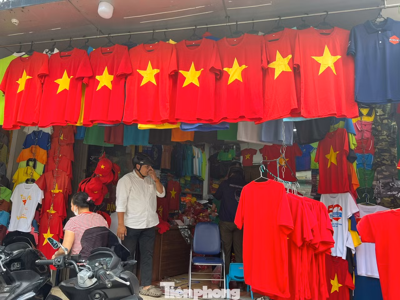 Áo thun hình sao vàng chiếm phần lớn tại các cửa hàng Áo thun hình sao vàng chiếm phần lớn tại các cửa hàng