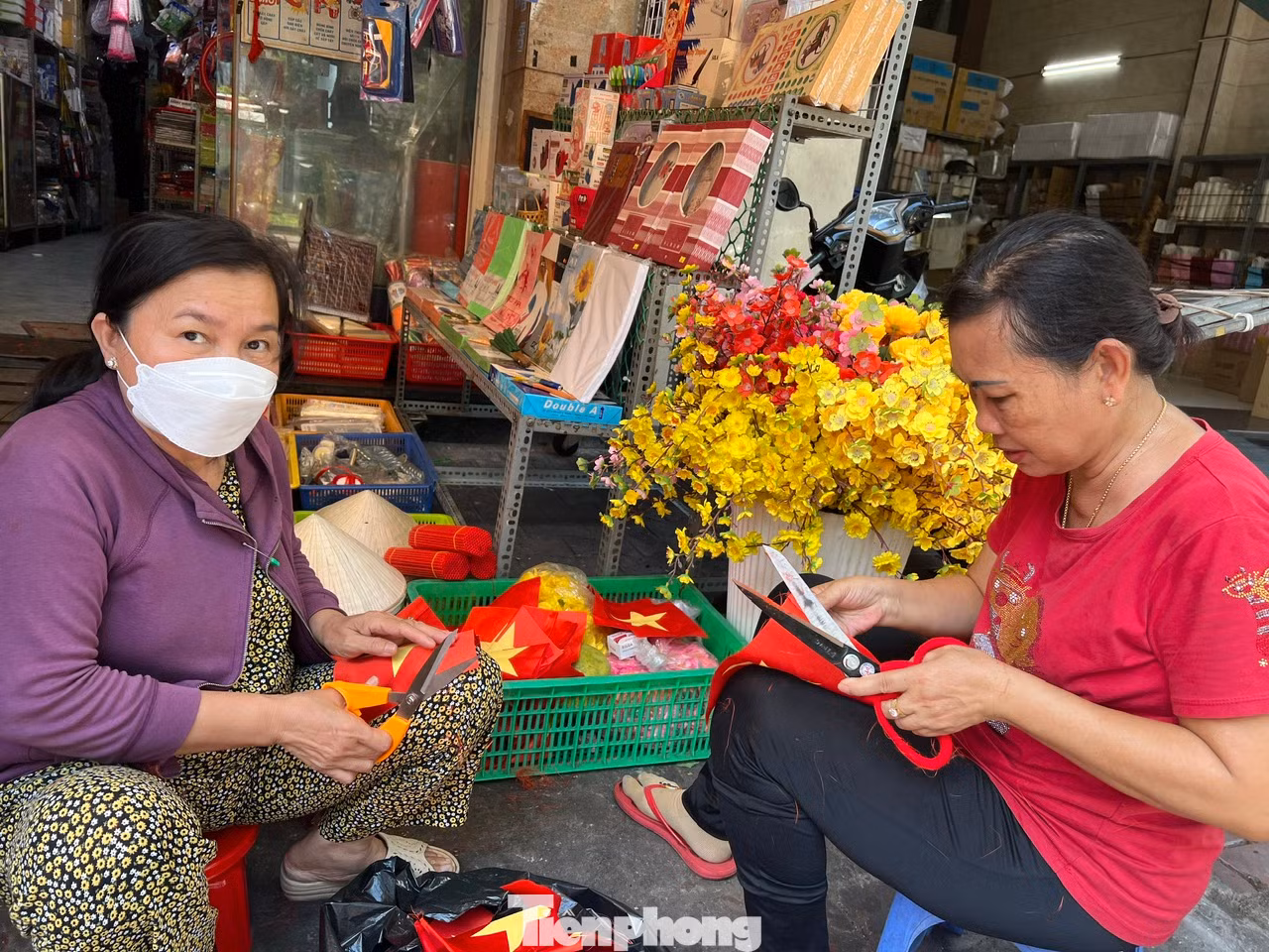 Trên đường Hải Thượng Lãn Ông (quận 5), nhân viên cửa hàng liên tục làm lá cờ Trên đường Hải Thượng Lãn Ông (quận 5), nhân viên cửa hàng liên tục làm lá cờ