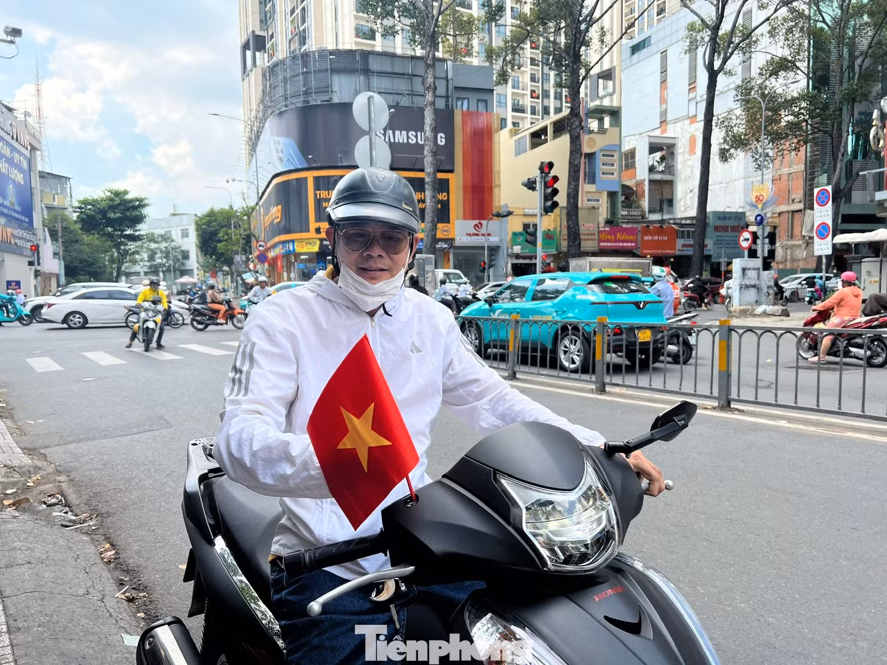 "Người dân ai cũng vui, háo hức chờ đến ngày lễ 30/4. Kỉ niệm 50 năm Ngày miền Nam hoàn toàn giải phóng, thống nhất đất nước, tôi cũng muốn tỏ lòng biết ơn cha ông của mình đã hy sinh để giải phóng dân tộc, thống nhất đất nước và tình yêu nước của tôi. Tôi mua lá cờ này gắn trên xe" - một khách hàng cho biết. "Người dân ai cũng vui, háo hức chờ đến ngày lễ 30/4. Kỉ niệm 50 năm Ngày miền Nam hoàn toàn giải phóng, thống nhất đất nước, tôi cũng muốn tỏ lòng biết ơn cha ông của mình đã hy sinh để giải phóng dân tộc, thống nhất đất nước và tình yêu nước của tôi. Tôi mua lá cờ này gắn trên xe" - một khách hàng cho biết.