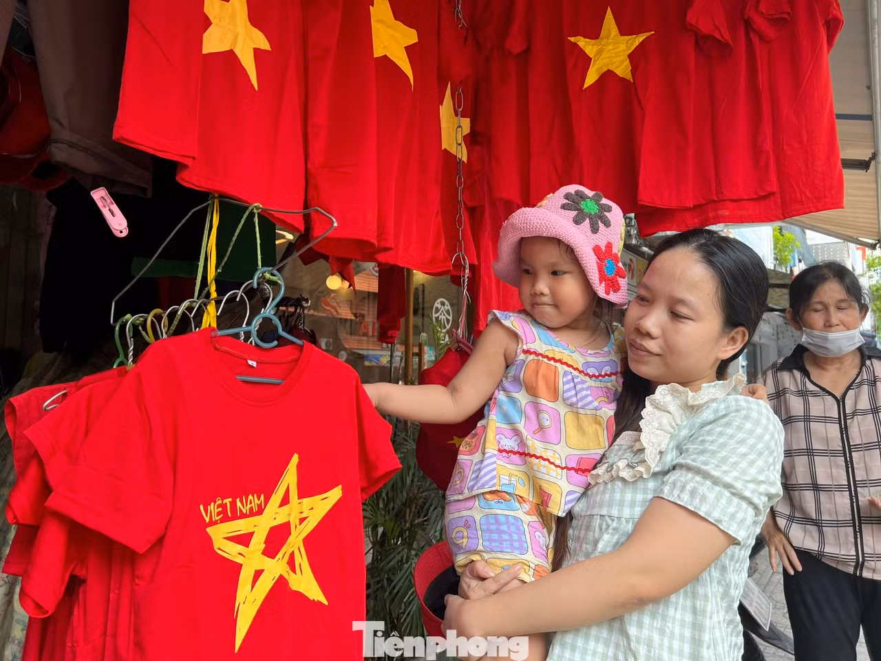 "Đây là dịp lễ lớn của dân tộc, 50 năm mới có nên tôi sẽ đưa các con đi xem lễ sơ duyệt diễu binh ngay trong chiều nay và ngày diễn ra chính thức" - chị An, ngụ quận 3 cho biết "Đây là dịp lễ lớn của dân tộc, 50 năm mới có nên tôi sẽ đưa các con đi xem lễ sơ duyệt diễu binh ngay trong chiều nay và ngày diễn ra chính thức" - chị An, ngụ quận 3 cho biết