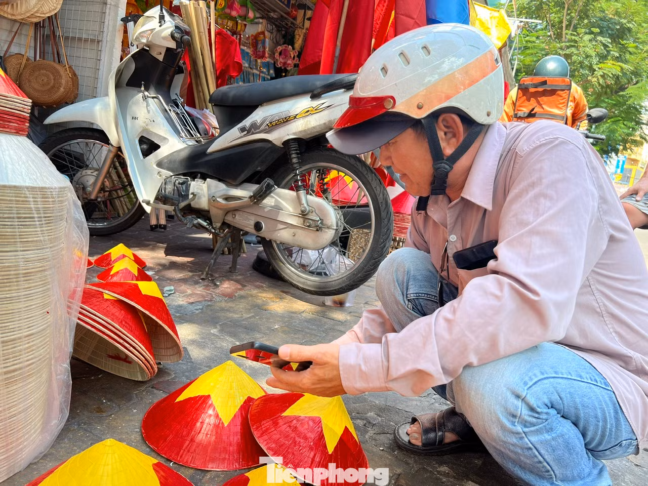Một khách hàng vừa gọi điện thoại cho người để chọn nón ưng ý Một khách hàng vừa gọi điện thoại cho người để chọn nón ưng ý