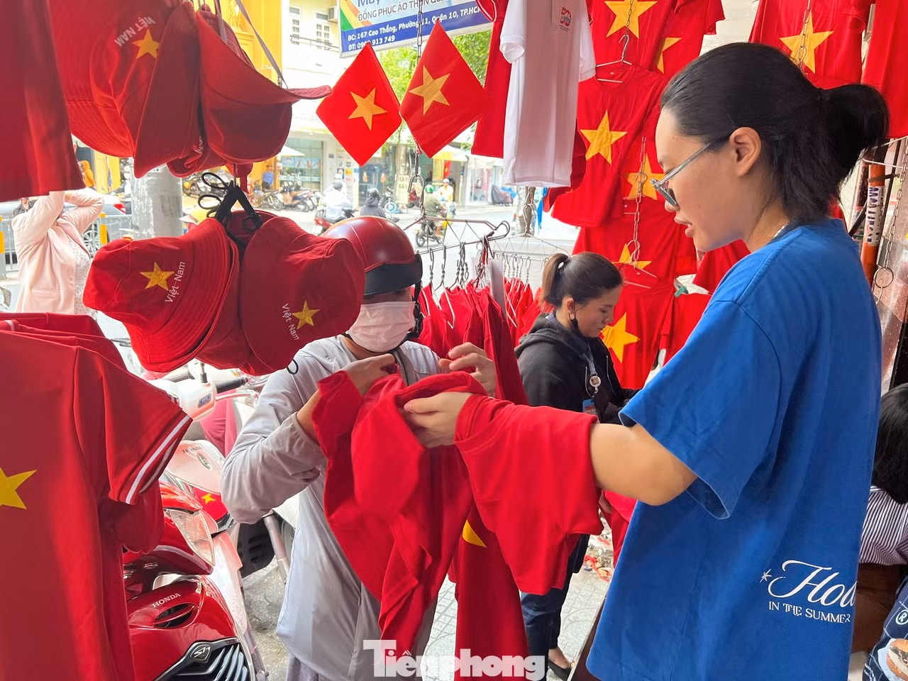 Nhiều cửa hàng cho biết, bình thường sản phẩm này rất khó bán, nhưng những ngày vừa qua lượng khách đến mua tăng 200 - 300%, nhiều thời điểm không có hàng để bán. Nhiều cửa hàng cho biết, bình thường sản phẩm này rất khó bán, nhưng những ngày vừa qua lượng khách đến mua tăng 200 - 300%, nhiều thời điểm không có hàng để bán.