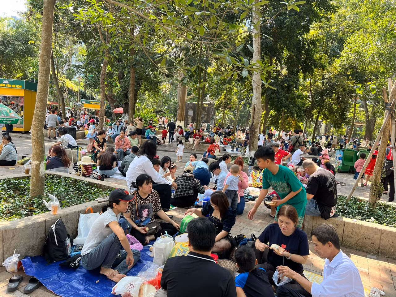 Những vị trí có bóng mát được các gia đình tận dụng làm nơi nghỉ chân, ăn uống. "Đồ ăn thức uống mình tự chuẩn bị ở nhà, đi chơi cả ngày nhưng chi phí chưa tới 100.000 đồng/người" - anh Nguyễn Văn Hải (ngụ tỉnh Bình Dương) cho hay. Những vị trí có bóng mát được các gia đình tận dụng làm nơi nghỉ chân, ăn uống. "Đồ ăn thức uống mình tự chuẩn bị ở nhà, đi chơi cả ngày nhưng chi phí chưa tới 100.000 đồng/người" - anh Nguyễn Văn Hải (ngụ tỉnh Bình Dương) cho hay.