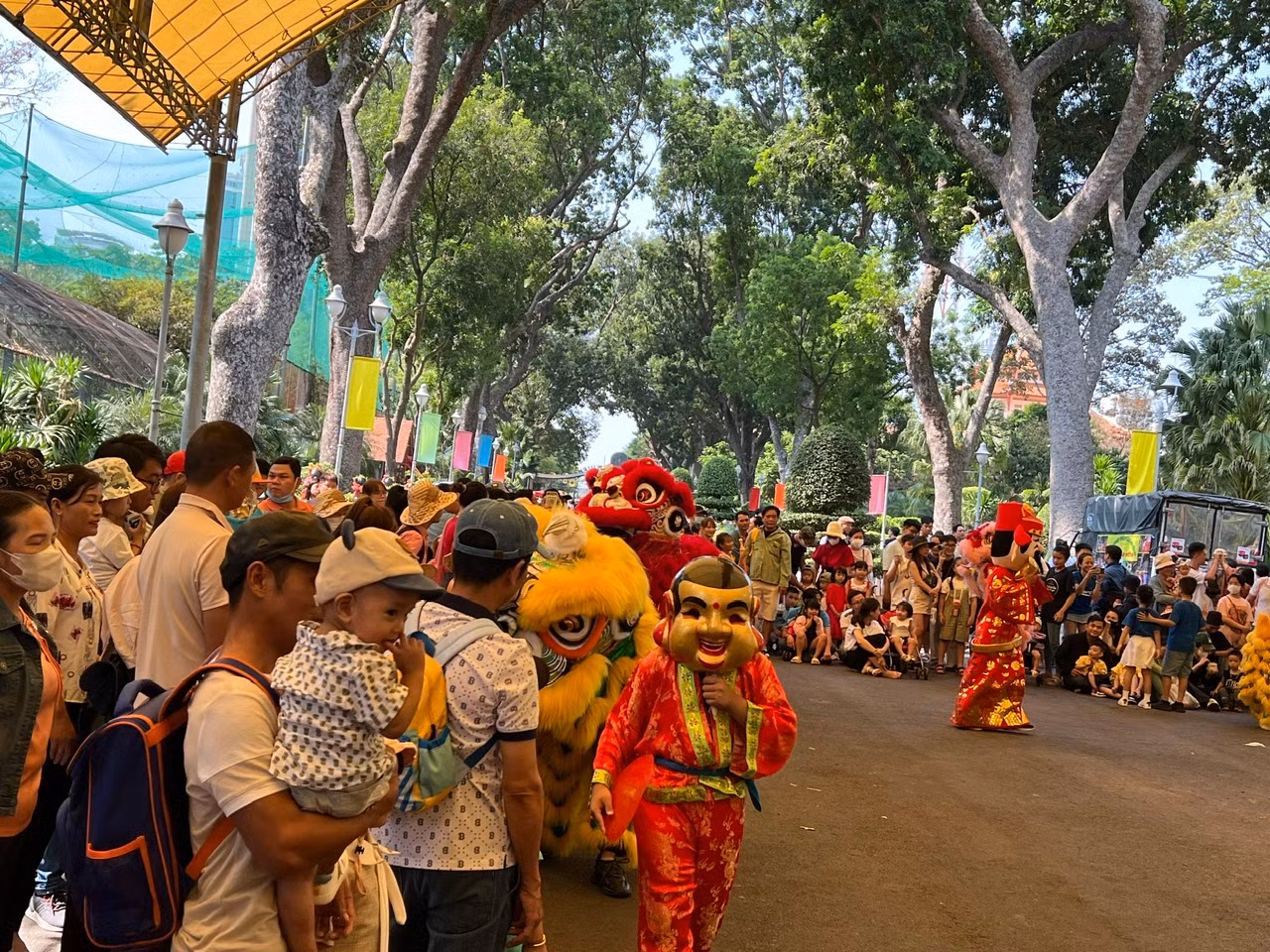 Không chỉ tham quan vườn thú, du khách còn được xem múa lân, xiếc, ca nhạc... trong suốt những ngày Tết. Không chỉ tham quan vườn thú, du khách còn được xem múa lân, xiếc, ca nhạc... trong suốt những ngày Tết.