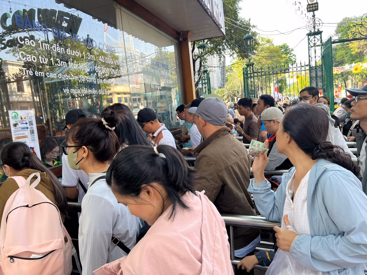 Ngày 2/2 (mùng 5 Tết), nhiều người tranh thủ ngày nghỉ Tết cuối cùng để vào Thảo Cầm Viên vui chơi. Với giá vé từ 40.000 - 60.000 đồng/người (trẻ em - người lớn), du khách có thể tham quan, dạo chơi cả ngày. Thảo Cầm Viên Sài Gòn là một trong những địa chỉ "check-in" quen thuộc của giới bình dân và du khách khi đến TPHCM những dịp lễ, Tết. Ngày 2/2 (mùng 5 Tết), nhiều người tranh thủ ngày nghỉ Tết cuối cùng để vào Thảo Cầm Viên vui chơi. Với giá vé từ 40.000 - 60.000 đồng/người (trẻ em - người lớn), du khách có thể tham quan, dạo chơi cả ngày. Thảo Cầm Viên Sài Gòn là một trong những địa chỉ "check-in" quen thuộc của giới bình dân và du khách khi đến TPHCM những dịp lễ, Tết.