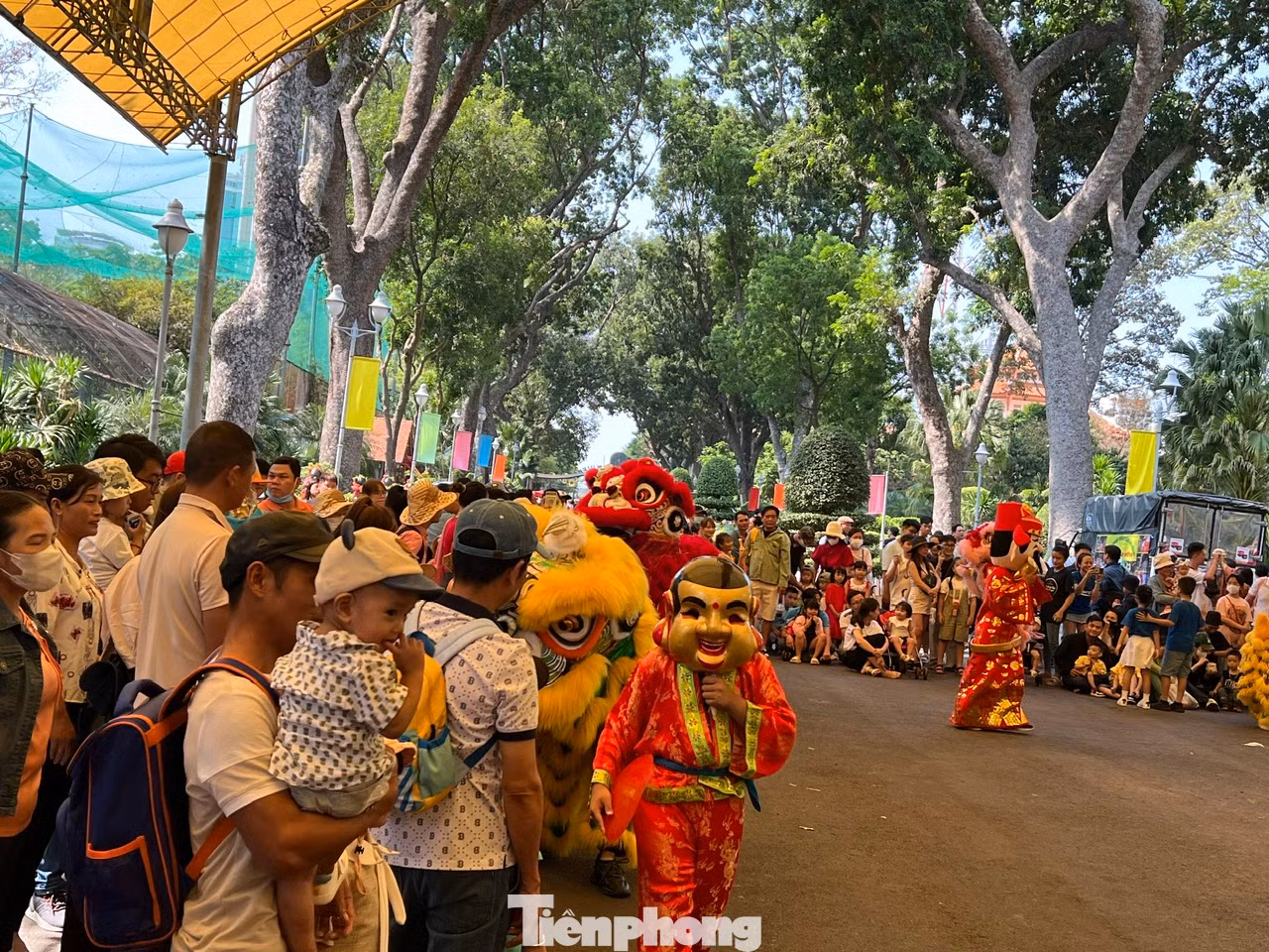 Không chỉ tham quan vườn thú, du khách còn được xem múa lân, xiếc, ca nhạc... trong suốt những ngày Tết.