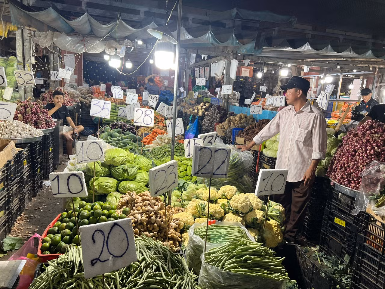 Giá trái cây khá ổn định, như xoài cát Hòa Lộc từ 30.000 – 60.000 đồng/kg, tùy loại; mãng cầu tròn từ 40.000 – 65.000 đồng/kg, tùy loại. Hiện bưởi da xanh có cành về nhiều (để cúng) và giá cao hơn bưởi không cành đến 15.000 – 20.000 đồng/kg. Giá trái cây khá ổn định, như xoài cát Hòa Lộc từ 30.000 – 60.000 đồng/kg, tùy loại; mãng cầu tròn từ 40.000 – 65.000 đồng/kg, tùy loại. Hiện bưởi da xanh có cành về nhiều (để cúng) và giá cao hơn bưởi không cành đến 15.000 – 20.000 đồng/kg.