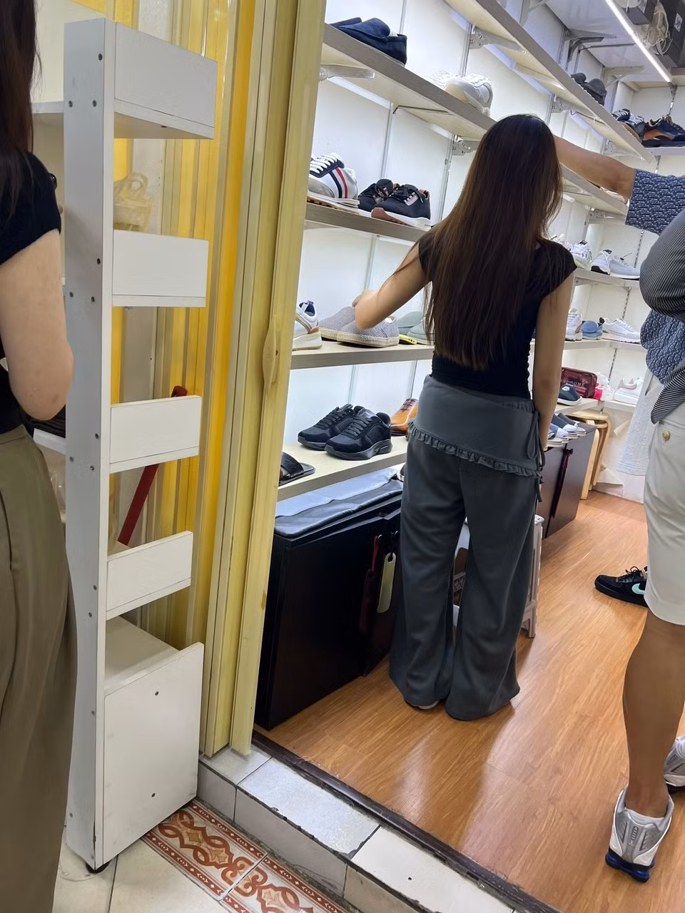 Tiểu thương mở cửa đón khách và có thể đóng sập lại bất cứ lúc nào