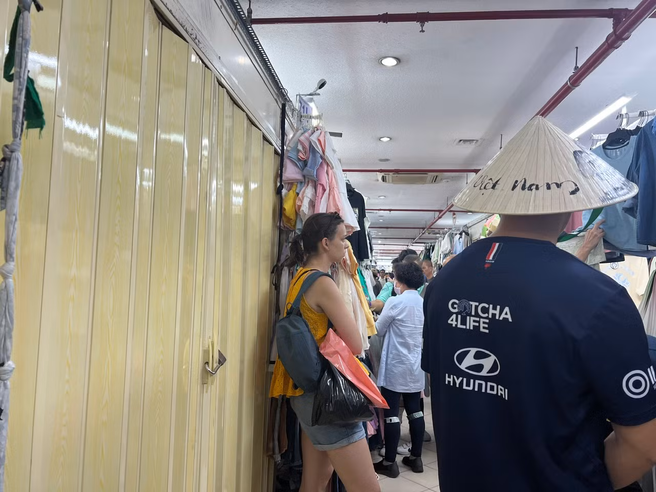 Nhiều du khách nước ngoài bất ngờ với cách bán hàng "lạ đời" của tiểu thương ở Sài Gòn Square