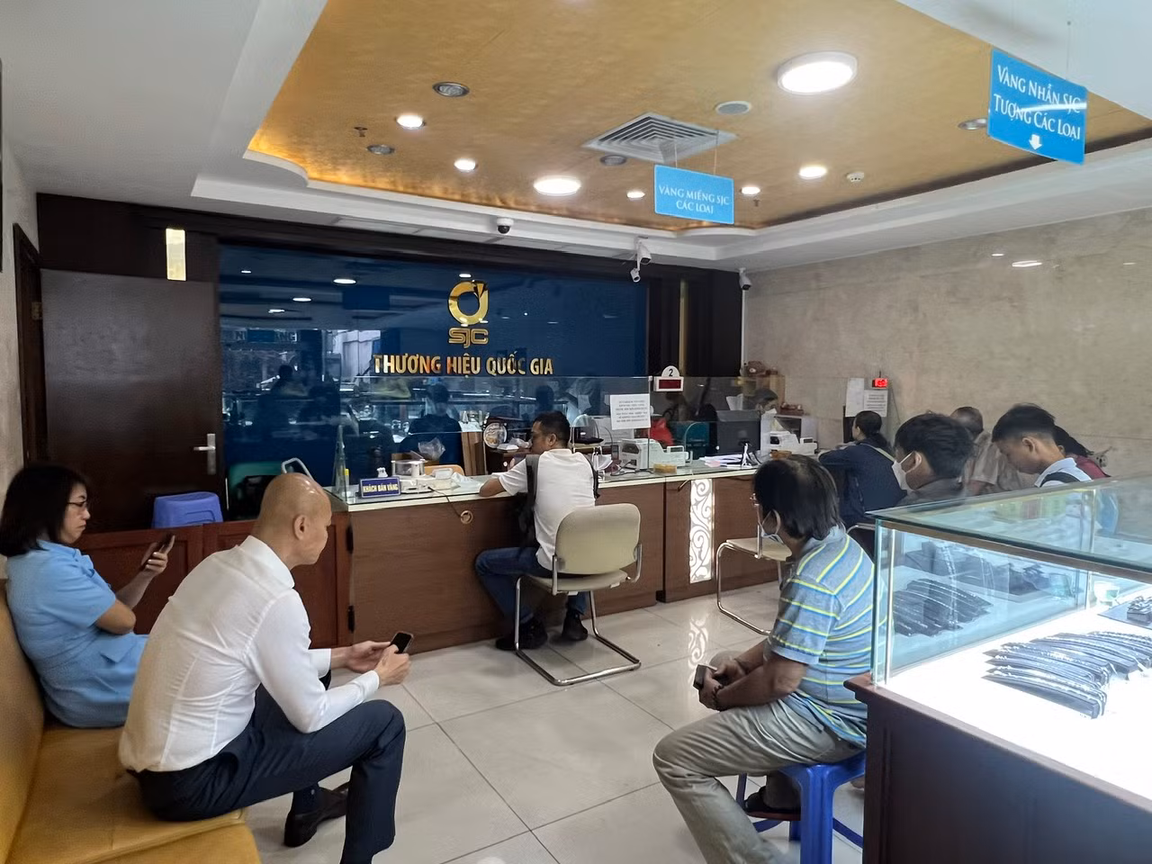 Khách xếp hàng chờ mua vàng tại Công ty SJC. Khách xếp hàng chờ mua vàng tại Công ty SJC.