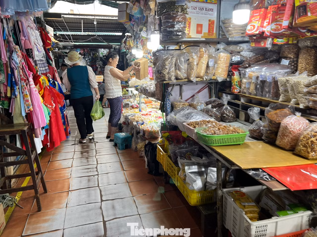 Tại chợ Tân Định (quận 1), tuy trong giờ cao điểm trưa nhưng chợ khá vắng, chỉ một số quầy hàng thịt, rau củ có khách. Nhiều ngành hàng như trái cây thưa vắng khách. Nhiều tiểu thương kinh doanh vải, quần áo vẫn đóng quầy chưa kinh doanh trở lại.