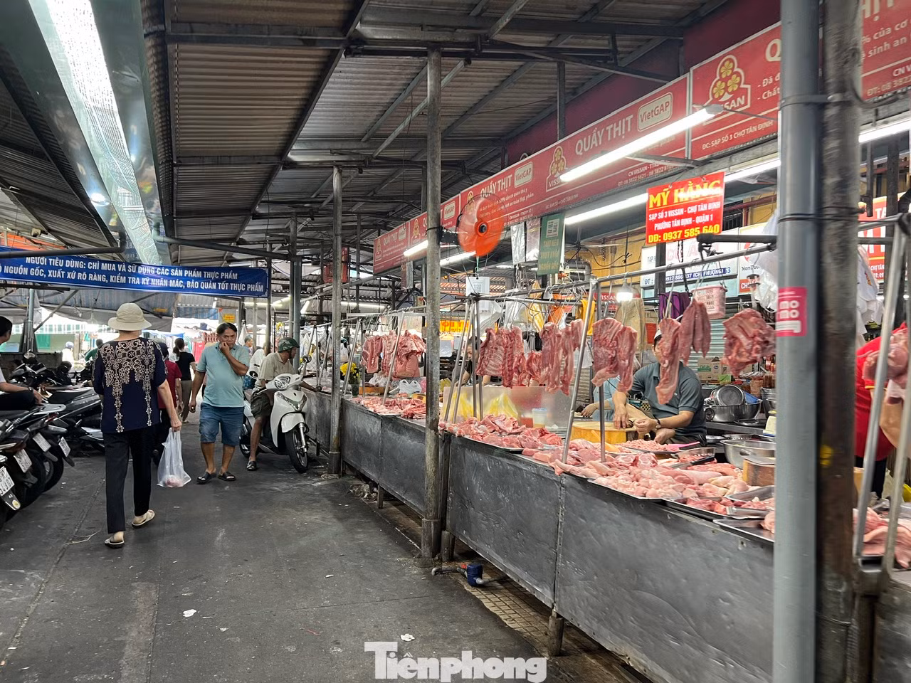 Cụ thể, heo mảnh loại 1 giá 91.000 đồng/kg, heo mảnh loại 2 giá 86.000 đồng/kg, đùi rọ 90.000 đồng/kg, nạc dăm 115.000 đồng/kg, sườn non 160.000 đồng/kg, gà mái ta làm sẵn (1 - 1,5kg) 120.000 – 140.000 đồng/kg, vịt làm sẵn 85.000 – 100.000 đồng/kg.