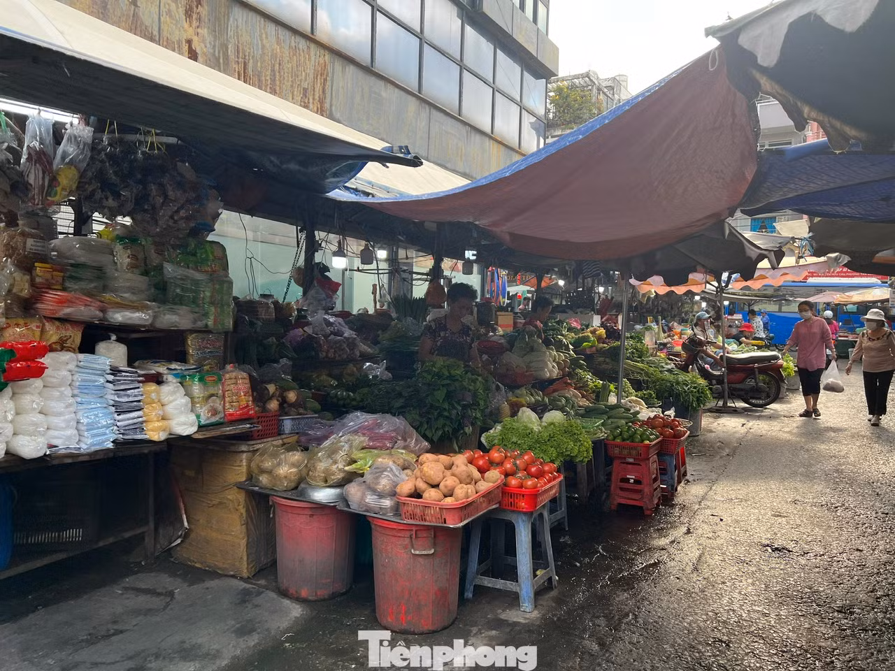 Theo ban quản lý một số chợ truyền thống, sức mua vẫn còn chậm. Đa số người dân vẫn còn thực phẩm dự trữ mua từ trong Tết và chỉ đến chợ để mua rau củ, bún, phở và những mặt hàng tươi sống là chính. Đến ngày mùng 6, giá cả các mặt hàng lương thực, thực phẩm thiết yếu tương đương trước Tết.