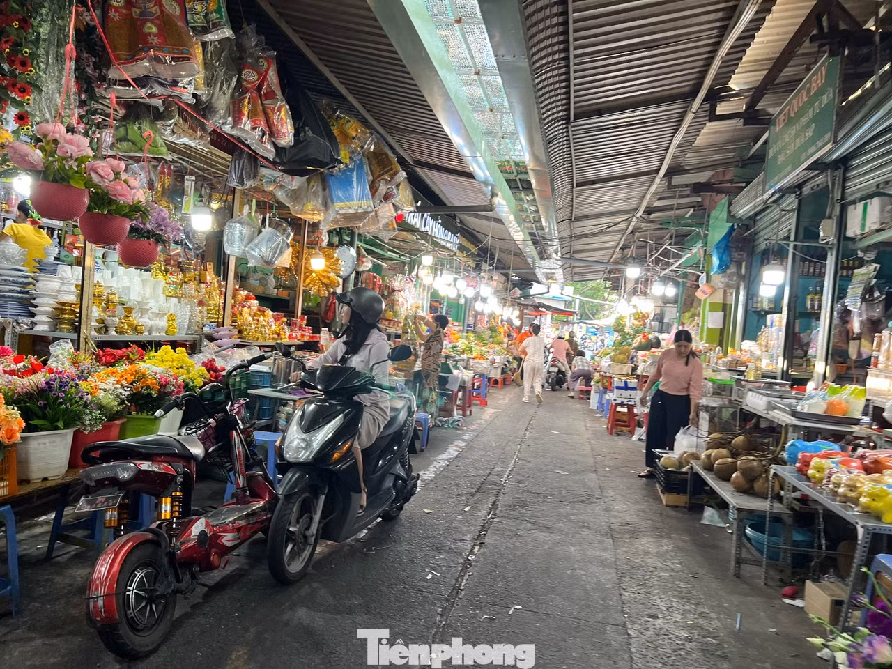 “Các loại rau như xà lách, hành lá, cà chua… vì không thể trữ lạnh nên phải nhập hàng mới. Do vẫn còn trong những ngày Tết, nhà vườn đang nghỉ lễ, hơn nữa các loại rau đều đã được nông dân thu hoạch hết để bán trước Tết nên sản lượng nhập về không nhiều, giá tăng khoảng 20 – 30%. Giá đầu vào tăng cao nhưng tôi bán lẻ cũng chỉ tăng khoảng 3.000 – 5.000 đồng/kg. Dự kiến sau rằm tháng Giêng (15/1 âm lịch), giá cả mới ổn định trở lại” – bà Lê Thị Hà, tiểu thương chợ Hòa Bình (quận 5) cho biết.