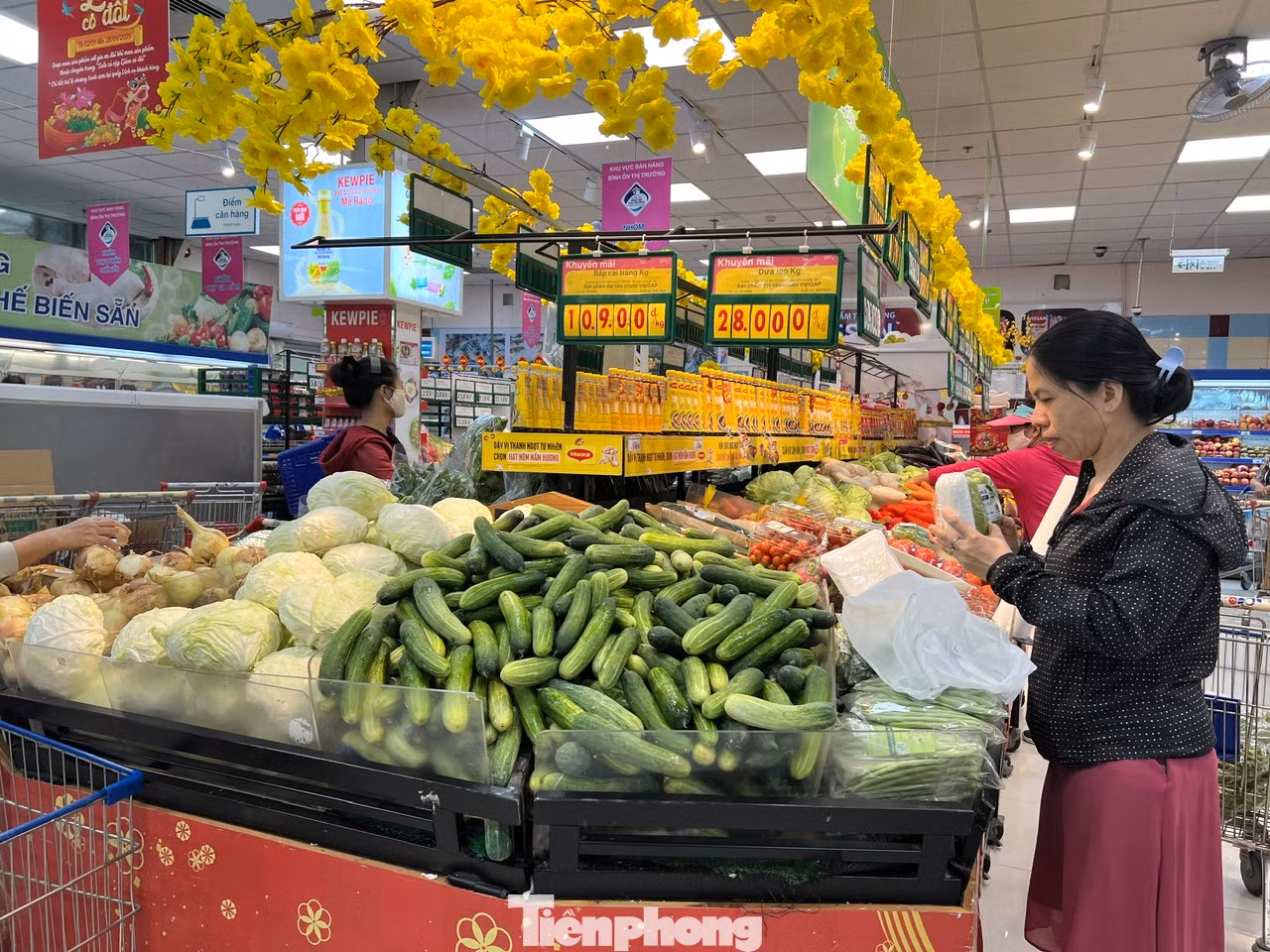 Đại diện Hiệp hội các nhà bán lẻ Việt Nam cho biết, một số mặt hàng như rau xanh, thực phẩm tại chợ truyền thống không xảy ra hiện tượng tăng giá do các hệ thống siêu thị duy trì hoạt động xuyên Tết, luôn sẵn sàng đáp ứng nhu cầu mua sắm của người dân khi các chợ tạm nghỉ Tết.