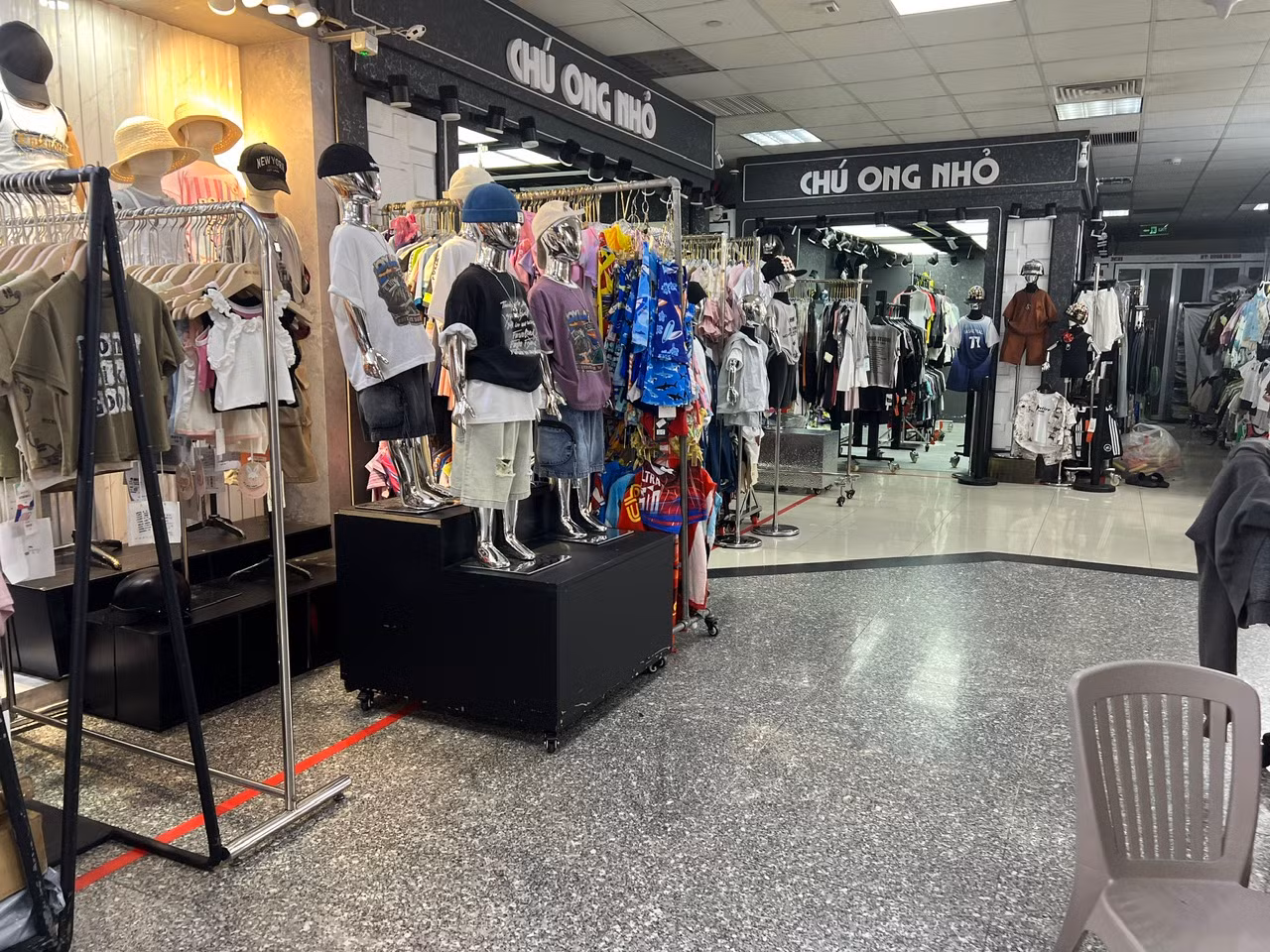 Trong khi đó, các quầy hàng ở An Đông Plaza (quận 5) vẫn bán khá nhiều nhưng hầu như không có một bóng khách hàng
