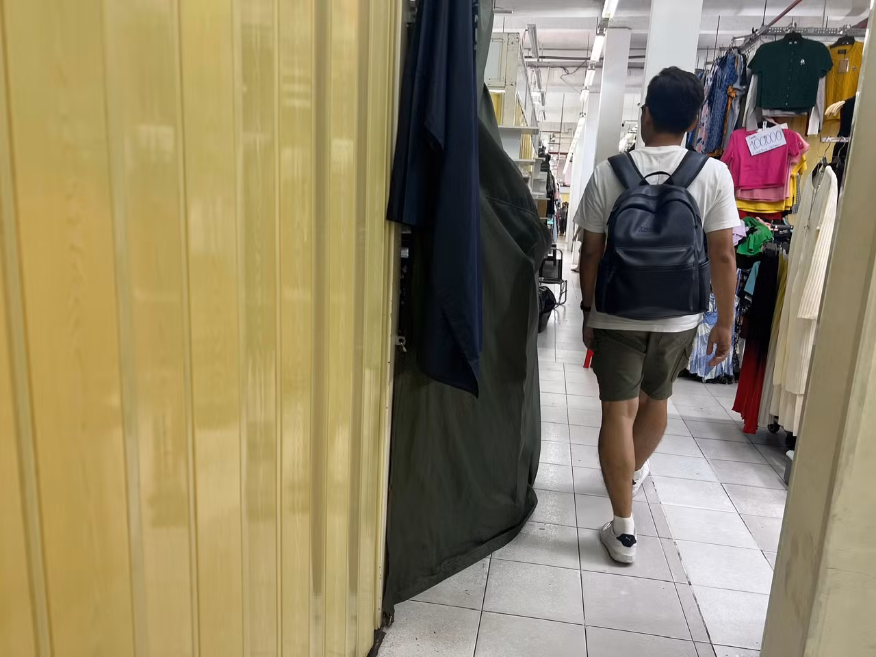 Khi du khách hỏi về việc đóng cửa, tiểu thương nói thẳng "để không bị kiểm tra". Những quầy hàng còn mở cửa kinh doanh đa số là các mặt hàng thời trang trong nước.