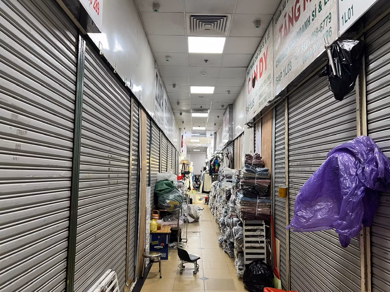 Hàng loạt quầy hàng tại An Đông Plaza đóng cửa im lìm. "Nhiều quầy hàng nghỉ từ đầu năm nay rồi, họ chuyển sang kinh doanh online, các ki-ốt này trở này kho để chứa đồ thôi" - bà Thủy (kinh doanh thời trang trẻ em) cho biết.