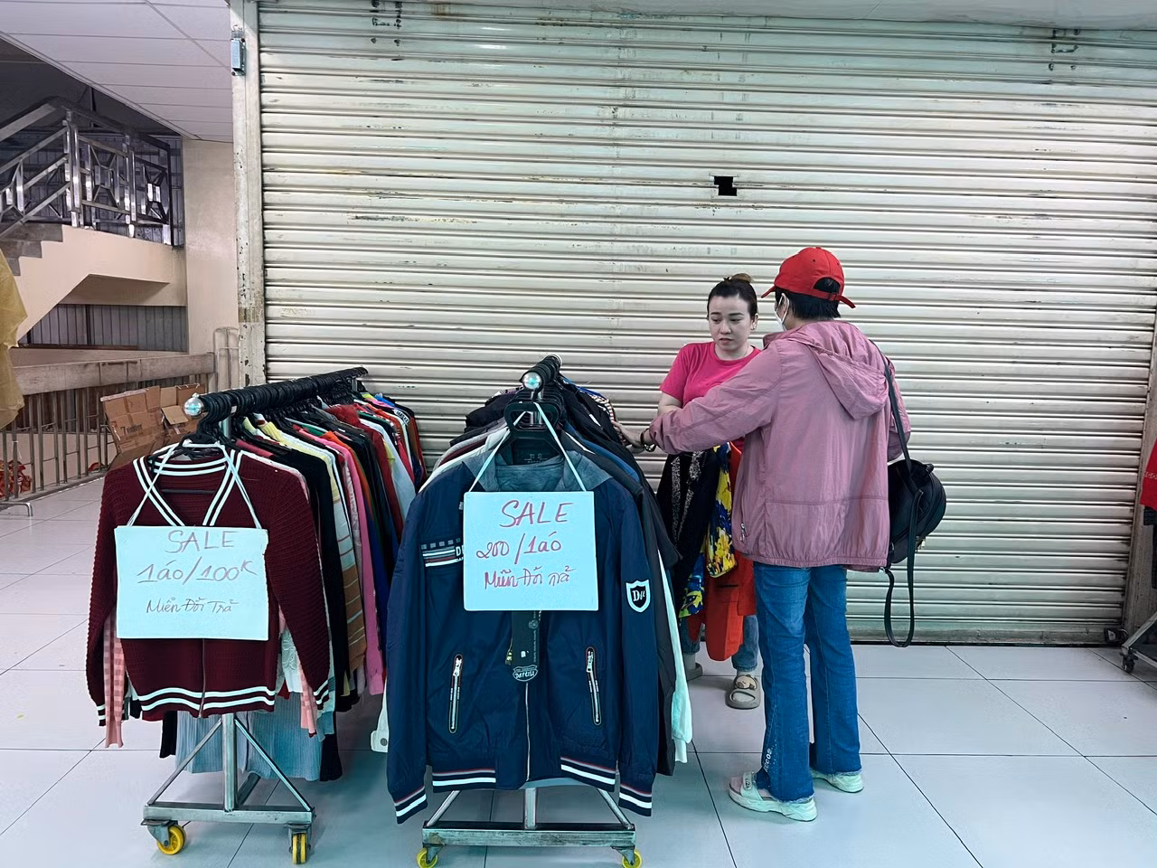 Áo sale chỉ 100.000 - 200.000 đồng/cái hiếm hoi mới có một vị khách đến xem