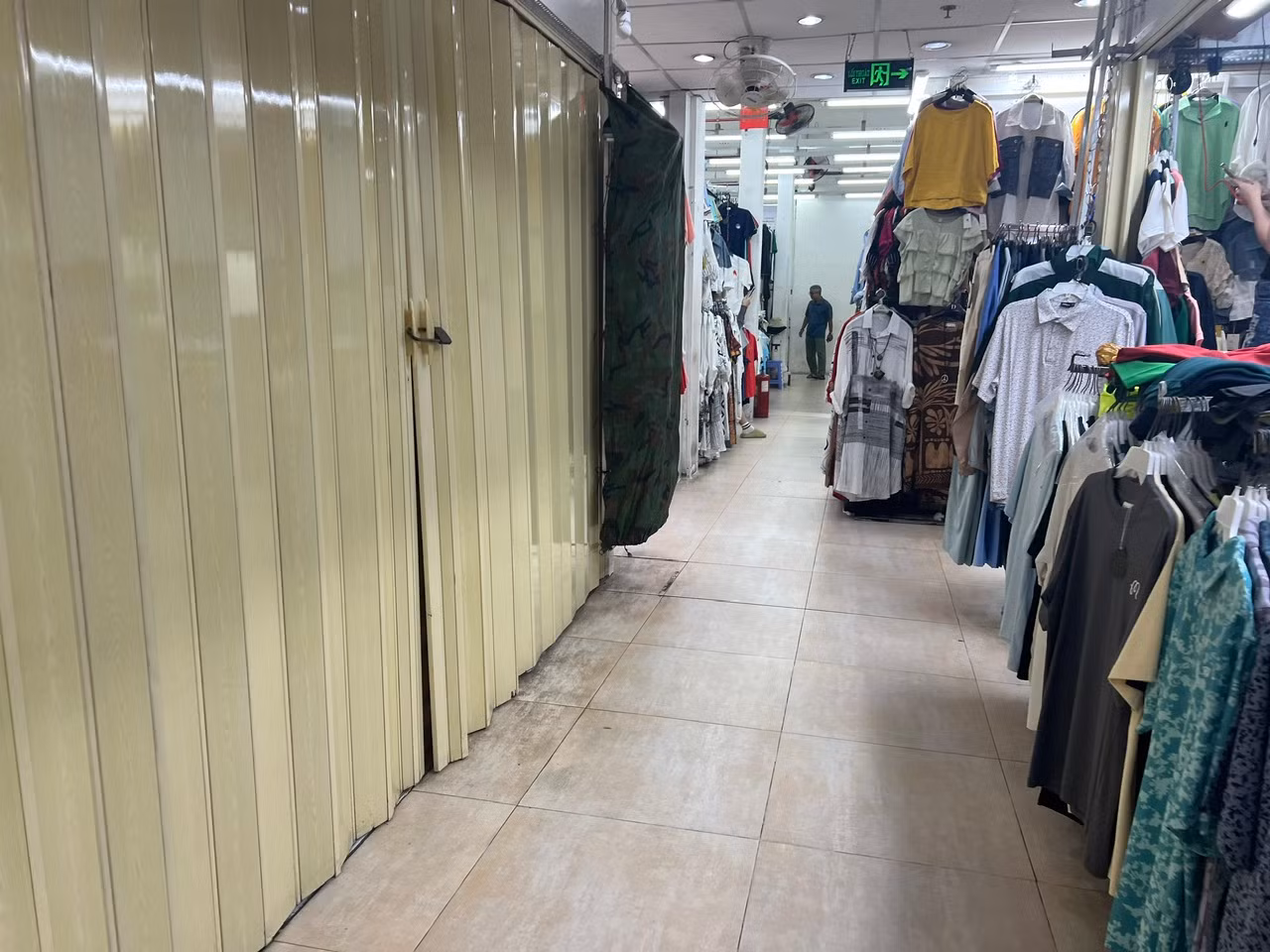 Trưa 10/6, Trung tâm thương mại Saigon Square (quận 1, TPHCM) rất vắng vẻ, nhiều ki-ốt đóng cửa im lìm. Tình trạng tiểu thương đóng cửa bắt đầu từ việc quản lý thị trường TPHCM kiểm tra hồi cuối tháng 5/2025, thu giữ hàng nghìn sản phẩm thời trang nghi giả, nhái.
