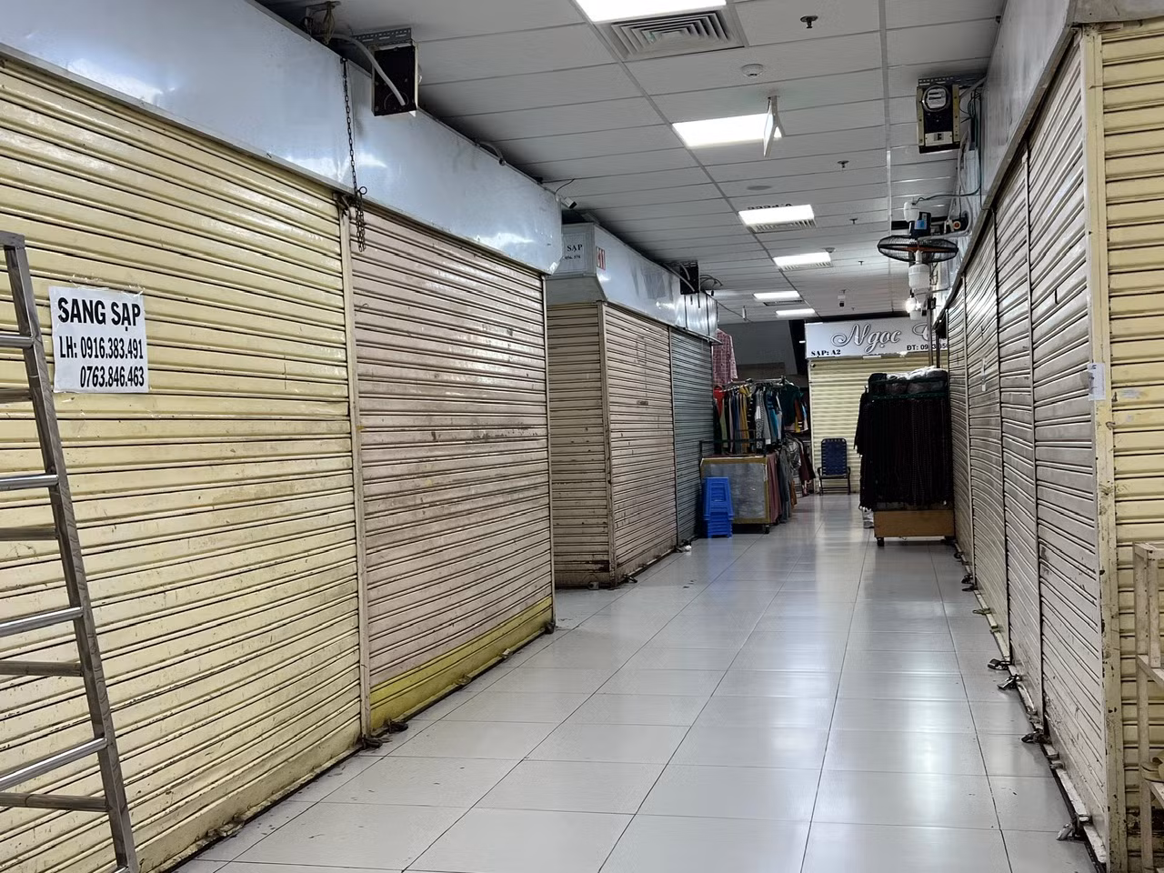 Hàng loạt ki-ốt treo bảng sang sạp, cho thuê lại quầy tại chợ An Đông