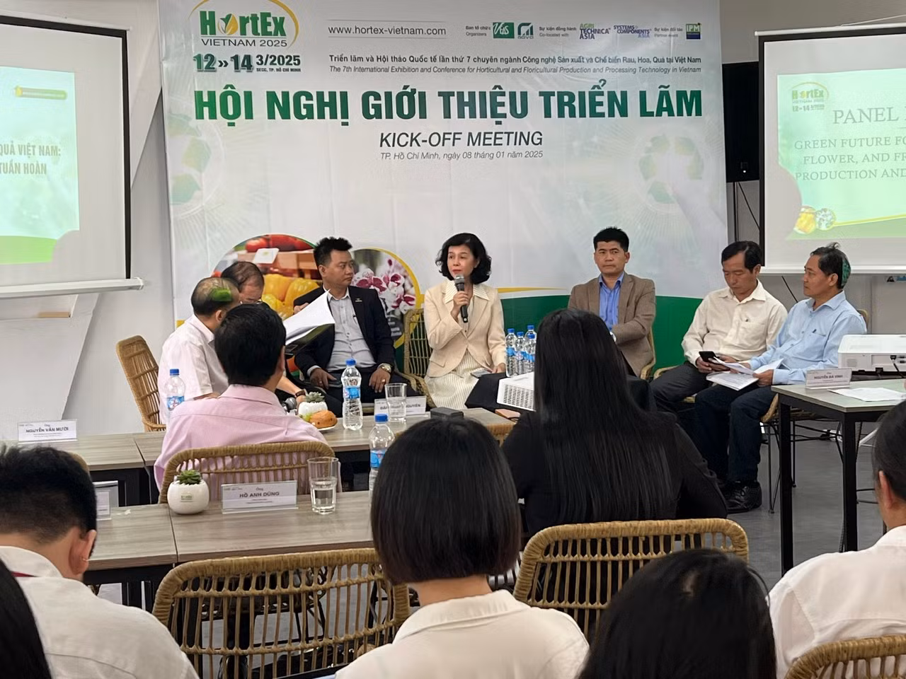 Các đại biểu chia sẻ tại tọa đàm. Các đại biểu chia sẻ tại tọa đàm.