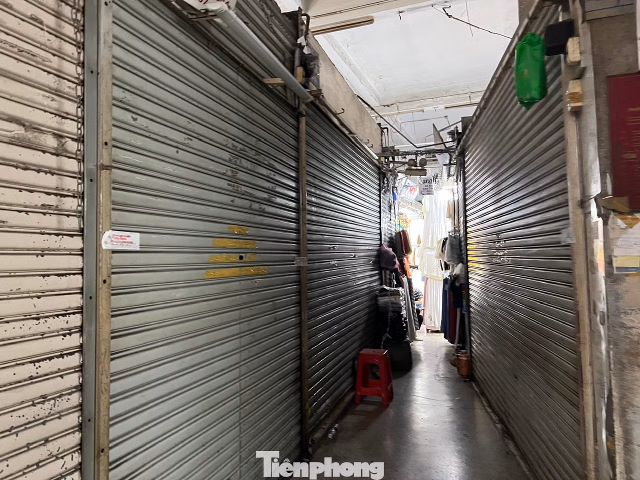 Một số tiểu thương cho biết, không phải họ đóng cửa để né thuế, mà lý do chính là kinh doanh quá khó khăn, khách không có. Một số tiểu thương cho biết, không phải họ đóng cửa để né thuế, mà lý do chính là kinh doanh quá khó khăn, khách không có.