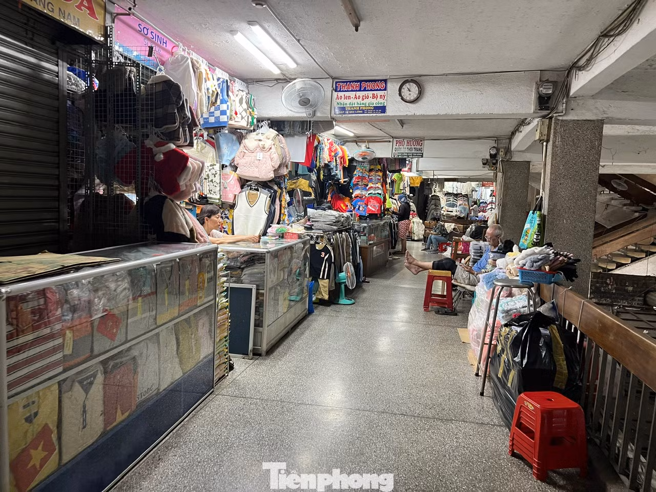 Chợ Tân Bình (quận Tân Bình) cũng không một bóng người. Đây từng là một trong những khu chợ thời trang sỉ lớn nhất TPHCM, chuyên phân phối hàng hóa đi các tỉnh thành nhưng nay đìu hiu ế ẩm. Mặc dù hiện tại khách có thể mua lẻ tại chợ này nhưng vẫn không có nhiều người đến. Chợ Tân Bình (quận Tân Bình) cũng không một bóng người. Đây từng là một trong những khu chợ thời trang sỉ lớn nhất TPHCM, chuyên phân phối hàng hóa đi các tỉnh thành nhưng nay đìu hiu ế ẩm. Mặc dù hiện tại khách có thể mua lẻ tại chợ này nhưng vẫn không có nhiều người đến.