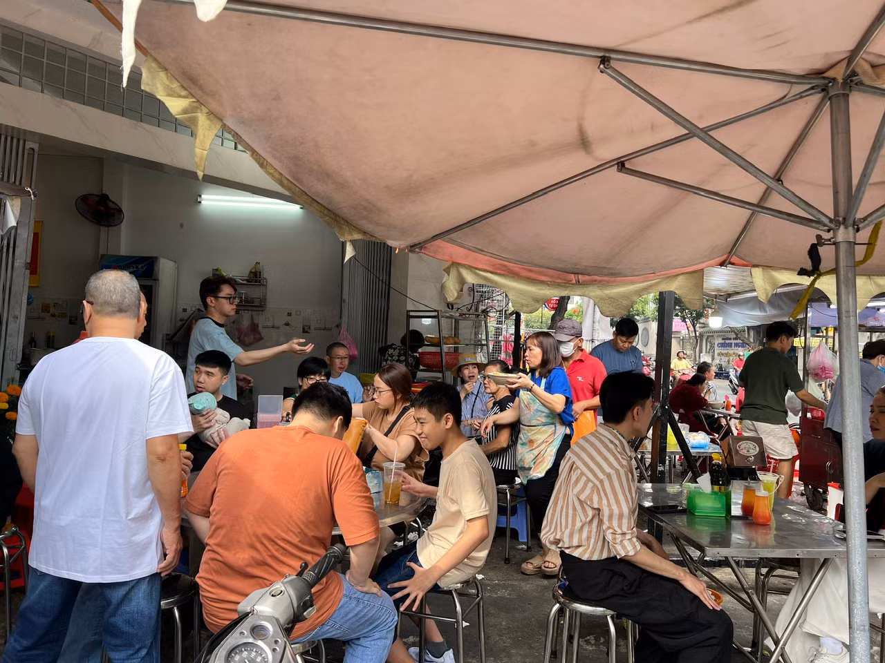Quán đông khách, không còn một chỗ trống Quán đông khách, không còn một chỗ trống