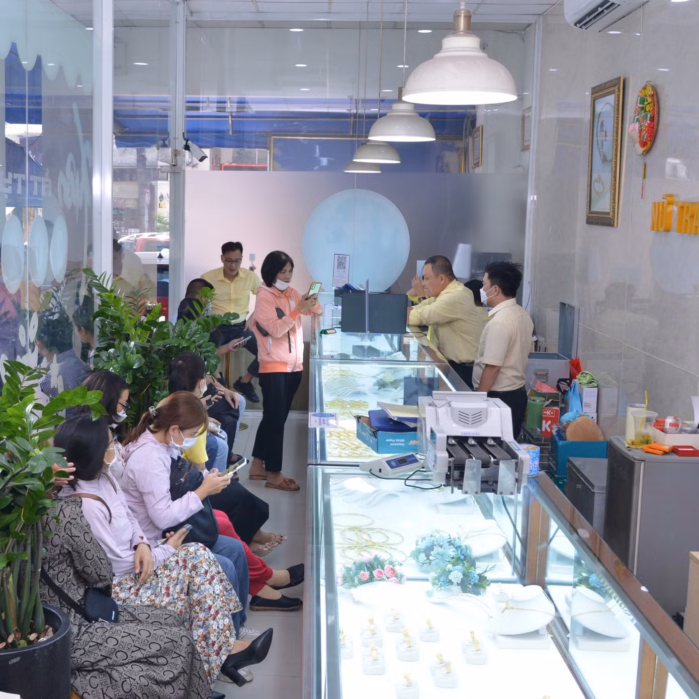 Khách xếp hàng chờ mua vàng tại Công ty SJC. Khách xếp hàng chờ mua vàng tại Công ty SJC.