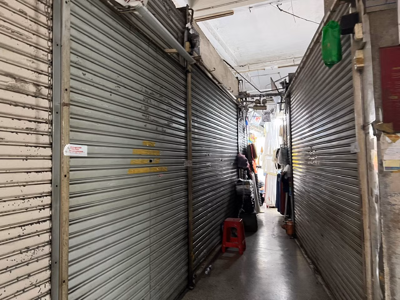 Một số tiểu thương cho biết, không phải họ đóng cửa để né thuế, mà lý do chính là kinh doanh quá khó khăn, khách không có.