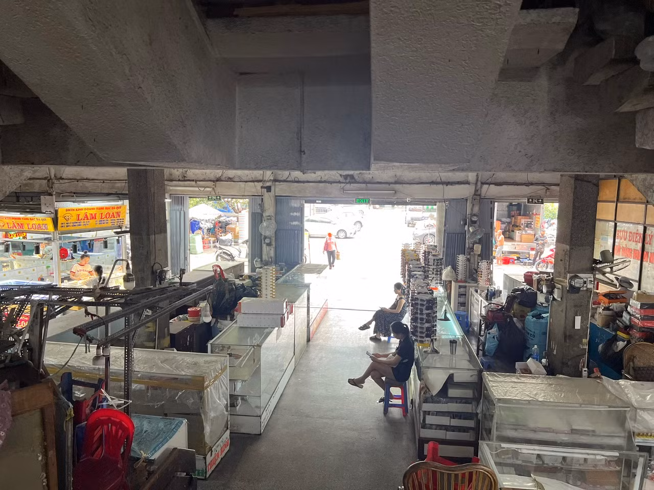 Khu vực chuyên kinh doanh vàng bạc, đá quý ở chợ Tân Bình cũng vắng lặng. Nhiều tủ vàng, trang sức trống trơn. "Trưng bày nhiều sợ bị kiểm tra, thu giữ nên khi nào khách có nhu cầu tôi mới lấy sản phẩm cho xem" - một nhân viên tiệm vàng nói.