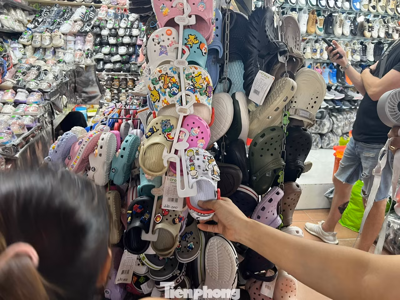 Dép Cross dành cho trẻ em có giá từ 220.000 - 280.000 đồng/đôi, tùy loại. "Hàng chính hãng, đi rất êm chân" - một tiểu thương chợ Bến Thành quảng cáo.
