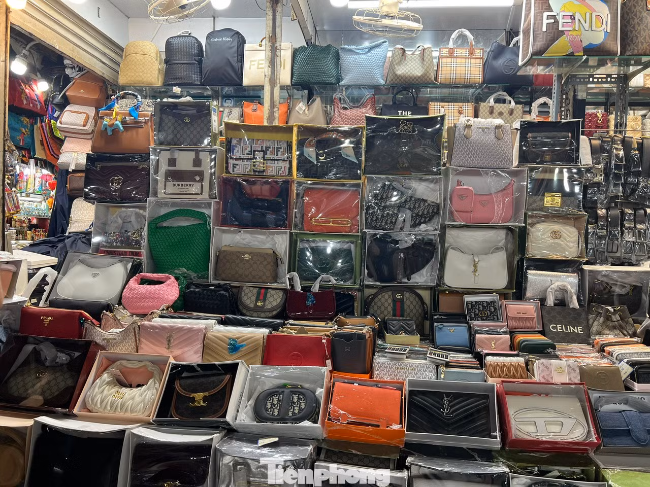 Tại chợ Bến Thành (quận 1), túi xách thời trang gắn nhiều thương hiệu như Dior, LV, YSL, Celine... được bán với giá từ 300.000 đồng/cái và còn có thể giảm giá.