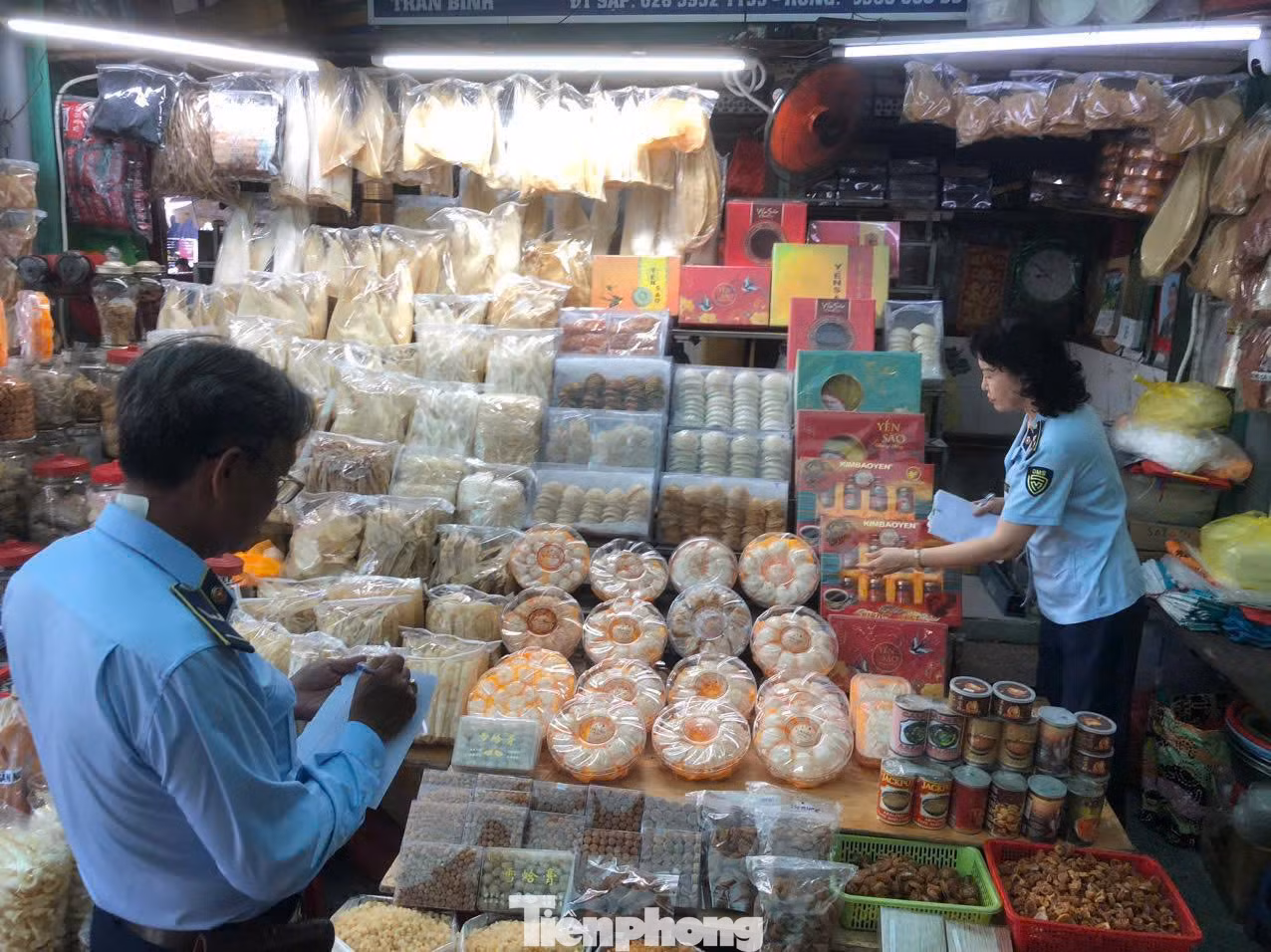 Lực lượng quản lý thị trường TPHCM vừa thu giữ lượng lớn các loại yến sào không rõ nguồn gốc, xuất xứ tại chợ Bình Tây (quận 6).