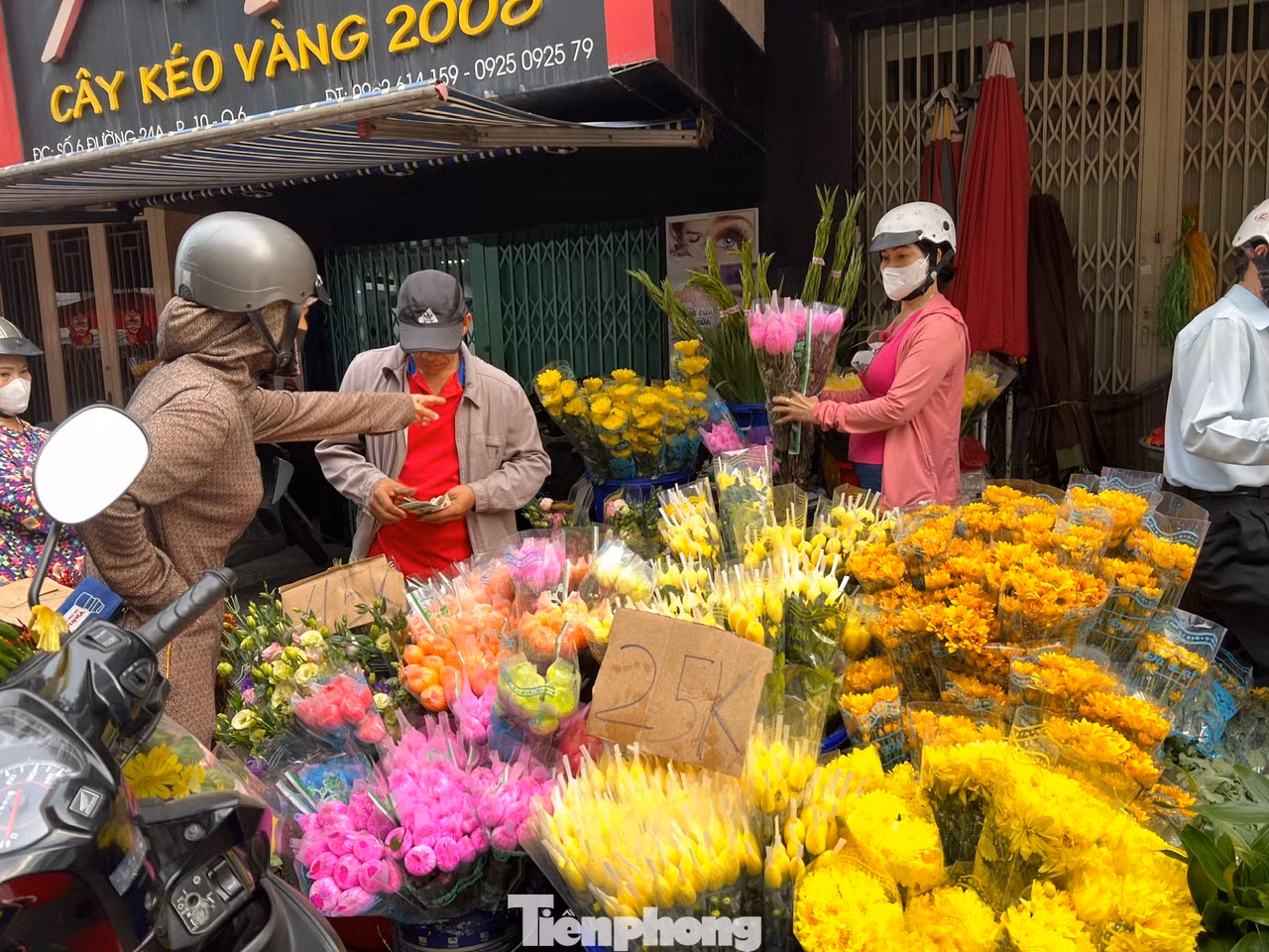 Hoa tươi cũng đắt hàng, giá tăng, như cúc lưới loại 1 có giá 40.000 đồng/bó, cúc thường 25.000 - 30.000 đồng/bó, hoa cát tường, cúc mai khoảng 35.000 đồng/bó, riêng bông vạn thọ có giá khá rẻ, chỉ 10.000 - 15.000 đồng/cây.