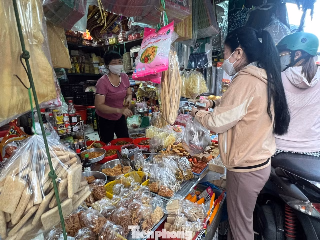 "Do bận đi làm cả ngày nên tôi đến chợ mua đồ chay chế biến sẵn để vừa bày mâm cúng, vừa dùng trong gia đình. Các món chay được chế biến đa dạng, giá cả phải chăng và rất tiện lợi" - chị Hương Hoa (32 tuổi, nhân viên văn phòng) chia sẻ.
