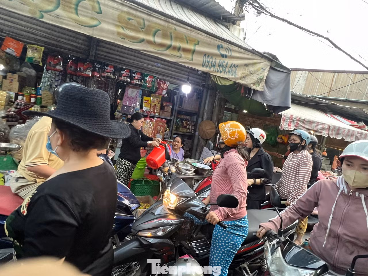 Sáng 11/2, một ngày trước rằm tháng Giêng, nhiều khu chợ ở TPHCM đã tấp nập người dân mua đồ cúng, thực phẩm chay. "Cứ tới rằm tháng Giêng là ngày trăng tròn đầu tiên của năm, cả gia đình tôi đều giữ thói quen ăn chay trong hai ngày 14 và 15 âm lịch. Ăn chay trong ngày này để thanh lọc cơ thể, cầu bình an và may mắn cho gia đình" - chị Nguyễn Thị Sa (ngụ quận 8) bộc bạch.