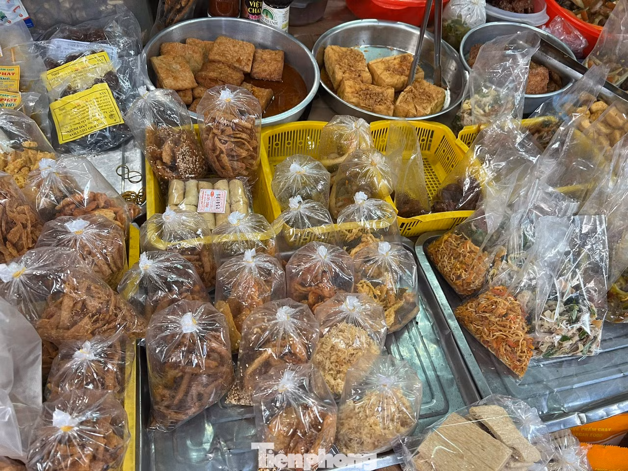 Thực phẩm chay được sử dụng nhiều nhất là đậu hũ, mì căn. Để thuận tiện cho người dân, nhiều tiệm kinh doanh thực phẩm đã chế biến sẵn thành từng món như mì căn chiên giòn, đậu hũ chiên muối sả, chà bông chay, chả giò chay... có giá chỉ từ 10.000 đồng/bịch.