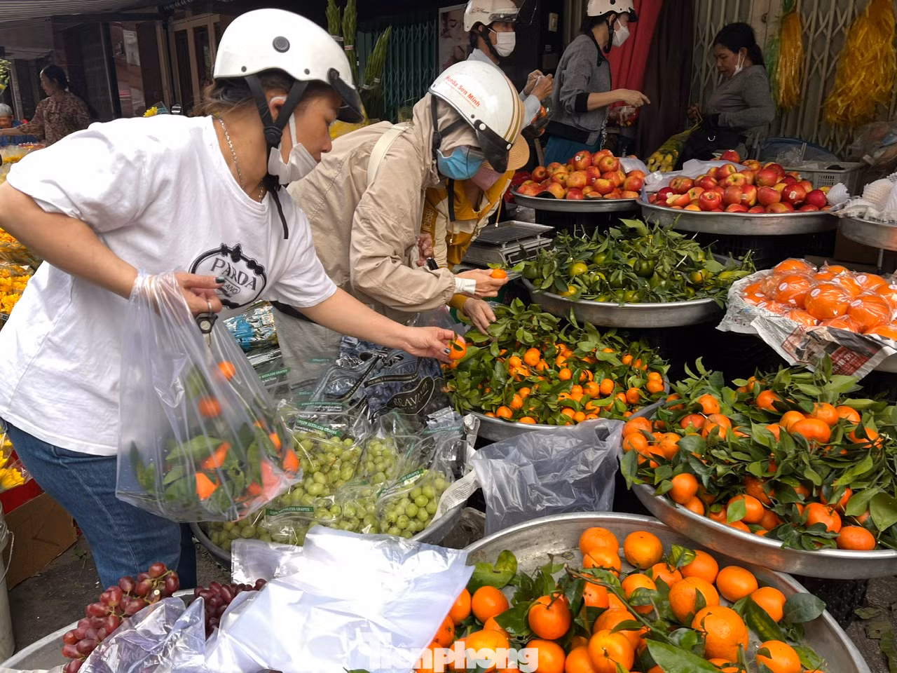 Trái cây có màu vàng, đỏ được khách hàng ưa chuộng. Cam canh trong nước có giá tới 80.000 đồng/kg, các loại cam vàng, quýt vàng siêu ngọt có giá từ 35.000 - 50.000 đồng/kg, thanh long khoảng 30.000 đồng/kg.