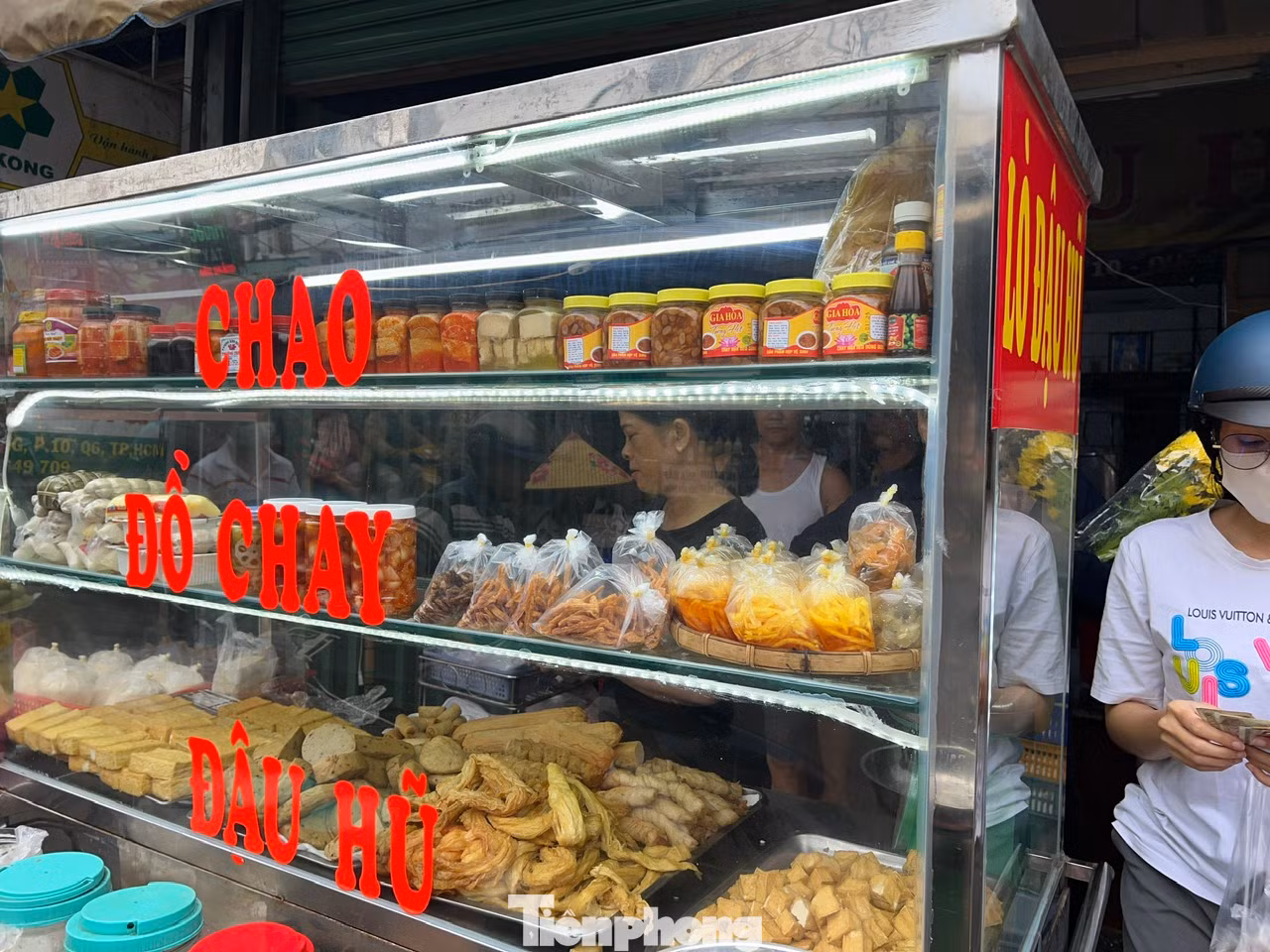Một tiệm kinh doanh đậu hũ trên đường An Dương Vương (quận Bình Tân, TPHCM) cho biết đã tăng sản lượng lên gấp đôi so với ngày thường để phục vụ nhu cầu ăn chay của người dân. Đậu hũ được làm tại chỗ, giá bán như ngày thường với 3.500 đồng/bìa đậu. Ngoài ra, nơi này còn bán nhiều món chay chế biến sẵn, đồ chay giả mặn như chả cá, heo quay...