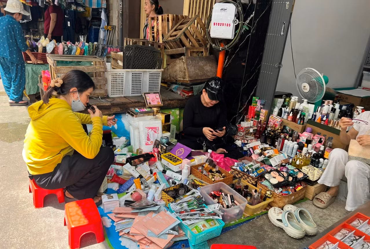 Mua "hàng hiệu" được mở nắp ngửi, test thử trên da miễn phí tại chợ truyền thống Mua "hàng hiệu" được mở nắp ngửi, test thử trên da miễn phí tại chợ truyền thống