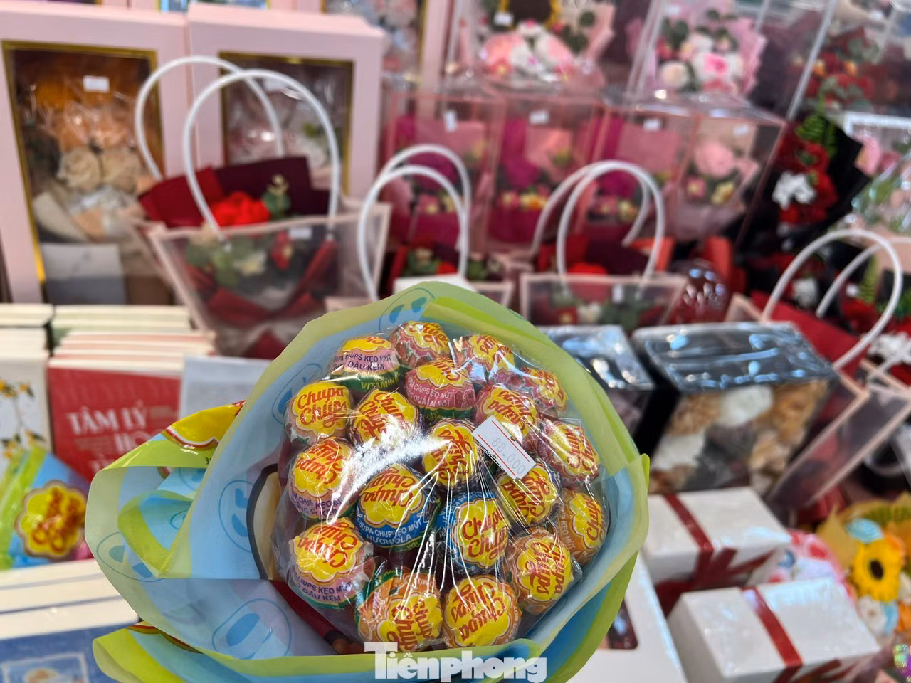 Hoa kẹo, hoa hồng sáp, hoa mạ vàng hay nước hoa, sữa tắm... cũng trở thành quà tặng trong dịp này. Hoa kẹo, hoa hồng sáp, hoa mạ vàng hay nước hoa, sữa tắm... cũng trở thành quà tặng trong dịp này.