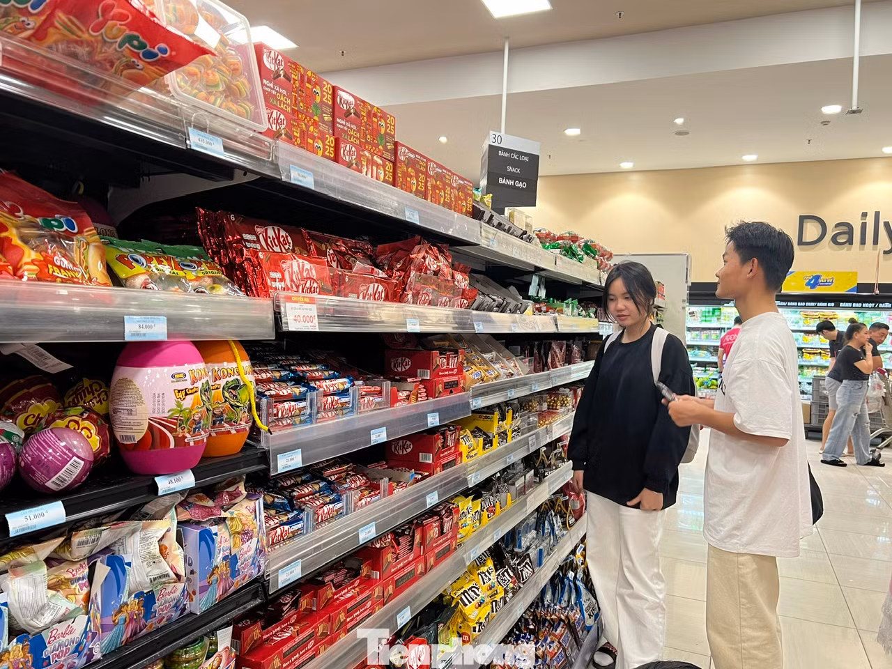 Gian hàng socola dịp này có nhiều thiết kế riêng dành làm quà tặng cho các cặp đôi, như tạo hình trái tim, hộp trái tim sang trọng. Có nhiều mức giá để khách hàng chọn lựa, như 115.000 đồng/hộp, 129.000 đồng/hộp... Gian hàng socola dịp này có nhiều thiết kế riêng dành làm quà tặng cho các cặp đôi, như tạo hình trái tim, hộp trái tim sang trọng. Có nhiều mức giá để khách hàng chọn lựa, như 115.000 đồng/hộp, 129.000 đồng/hộp...