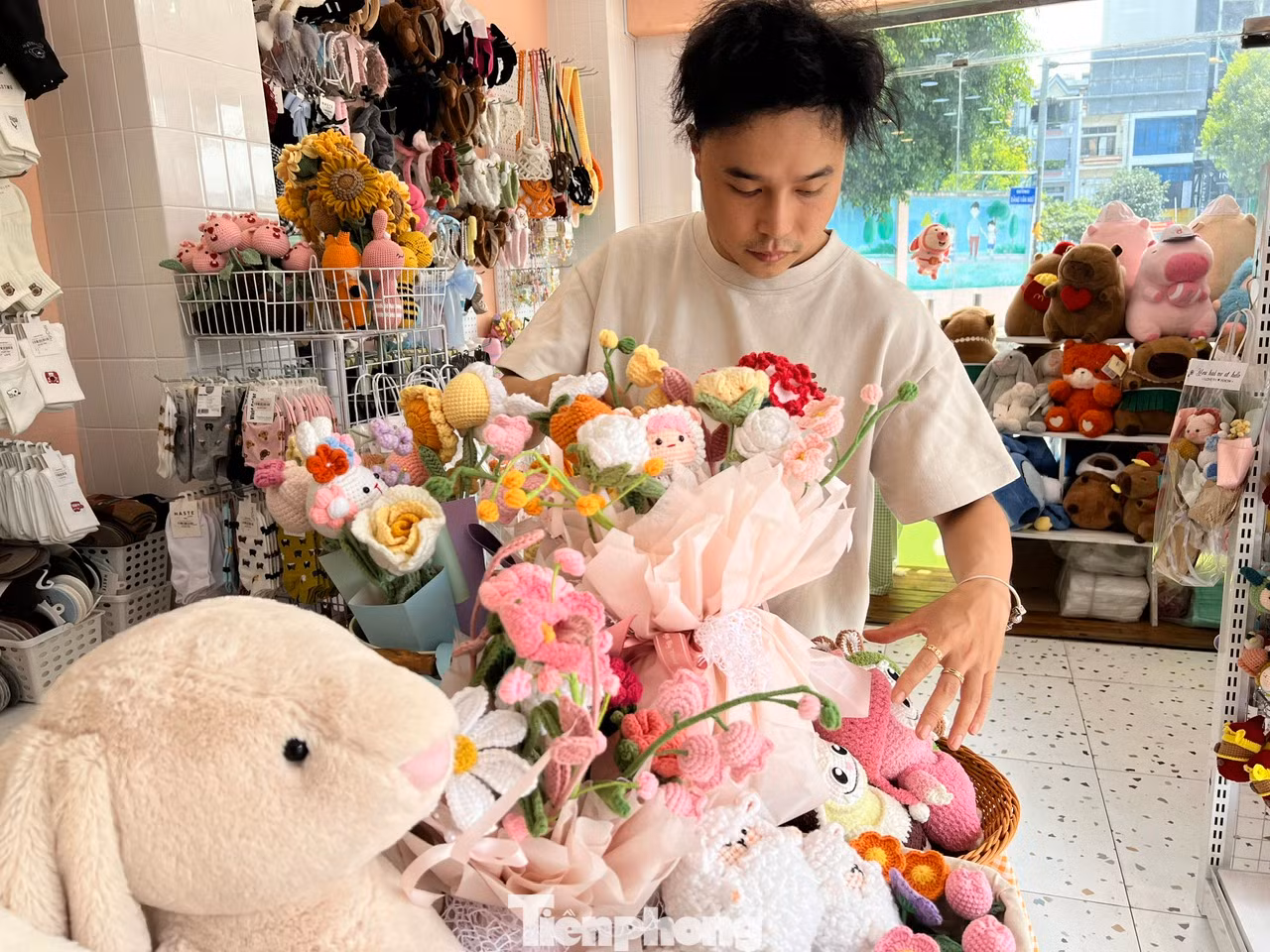 Anh Cao Đinh Thành, chủ một shop quà tặng ở quận Phú Nhuận (TPHCM) cho biết, đã chuẩn bị nhiều mặt hàng quà tặng cho dịp lễ Tình nhân 14/2 từ khá sớm. Trong đó, anh Thành chủ yếu tập trung vào quà tặng handmade (làm bằng tay) từ nguyên liệu như len, vải. "Từ những em Labubu rất "hot" trong thời gian gần đây đến các bó hoa hồng, hoa hướng dương, hoa tulip... đều được nhân viên bên mình tạo ra từ len. Mỗi sản phẩm là "duy nhất" và được khách hàng tìm mua rất nhiều" - anh Thành cho biết. Anh Cao Đinh Thành, chủ một shop quà tặng ở quận Phú Nhuận (TPHCM) cho biết, đã chuẩn bị nhiều mặt hàng quà tặng cho dịp lễ Tình nhân 14/2 từ khá sớm. Trong đó, anh Thành chủ yếu tập trung vào quà tặng handmade (làm bằng tay) từ nguyên liệu như len, vải. "Từ những em Labubu rất "hot" trong thời gian gần đây đến các bó hoa hồng, hoa hướng dương, hoa tulip... đều được nhân viên bên mình tạo ra từ len. Mỗi sản phẩm là "duy nhất" và được khách hàng tìm mua rất nhiều" - anh Thành cho biết.