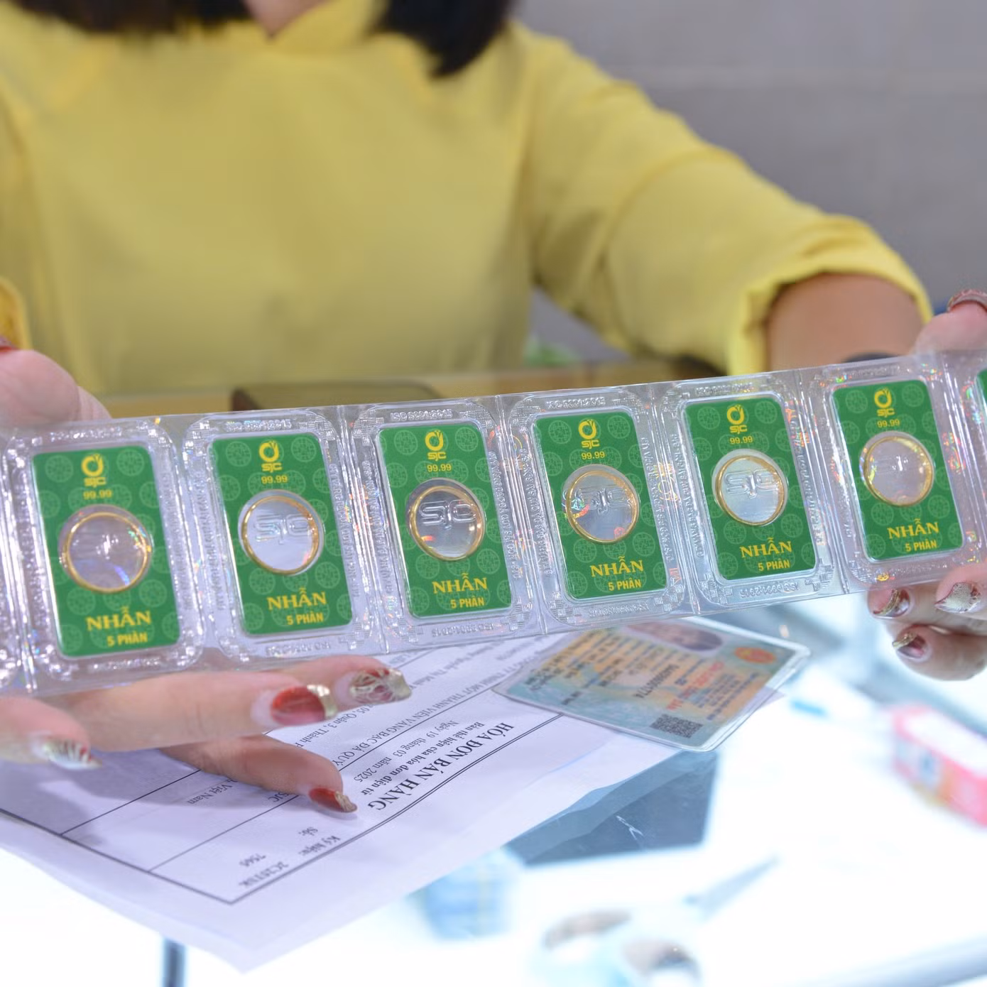 Vàng đang tiến dần đến mốc 100 triệu đồng/lượng. Vàng đang tiến dần đến mốc 100 triệu đồng/lượng.
